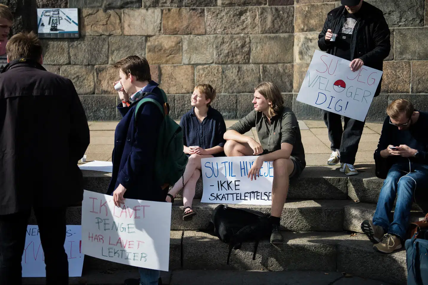 Mens unge i andre lande står til at skulle betale en masse penge for at tage sig en uddannelse, brokker man sig herhjemme, hvis ikke SUen er høj nok, skriver Louie Skougaard.