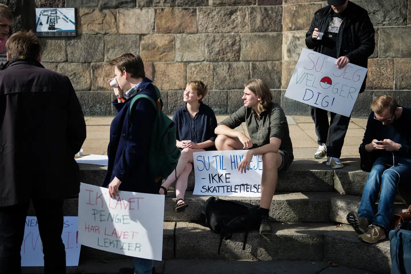 Mens unge i andre lande står til at skulle betale en masse penge for at tage sig en uddannelse, brokker man sig herhjemme, hvis ikke SUen er høj nok, skriver Louie Skougaard.