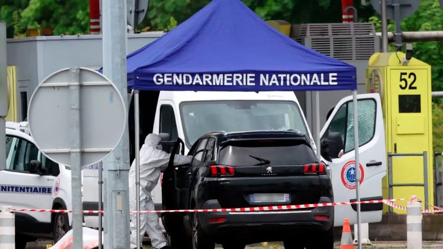 Tre betjente er tirsdag blevet dræbt i Frankrig tirsdag i forbindelse med en fangetransport.