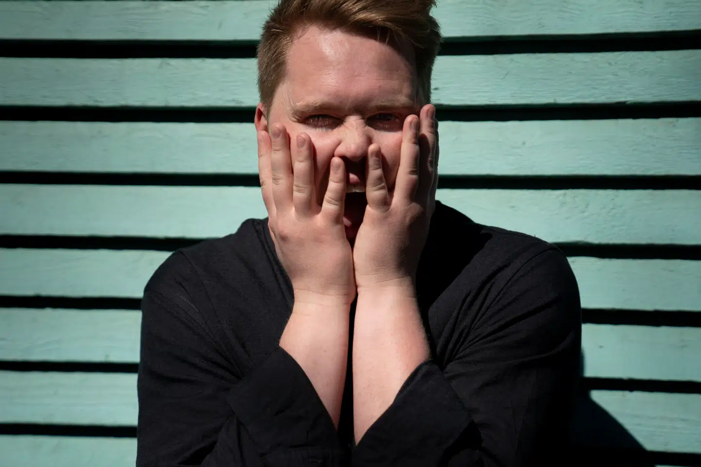 Komiker Lasse Madsen skal på knæ endnu en gang, hvis han gerne vil giftes med sin forlovede Ane Høgsberg.