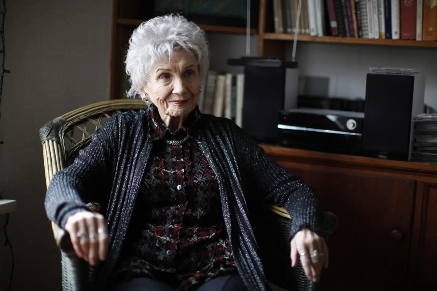 Da Alice Munro i 2013 modtog Nobelprisen i litteratur, var det hendes datter Jenny, der tog imod den på morens vegne ved en ceremoni i Sverige. Her er Alice Munro fotograferet samme år i sin datters hjem i Canada.