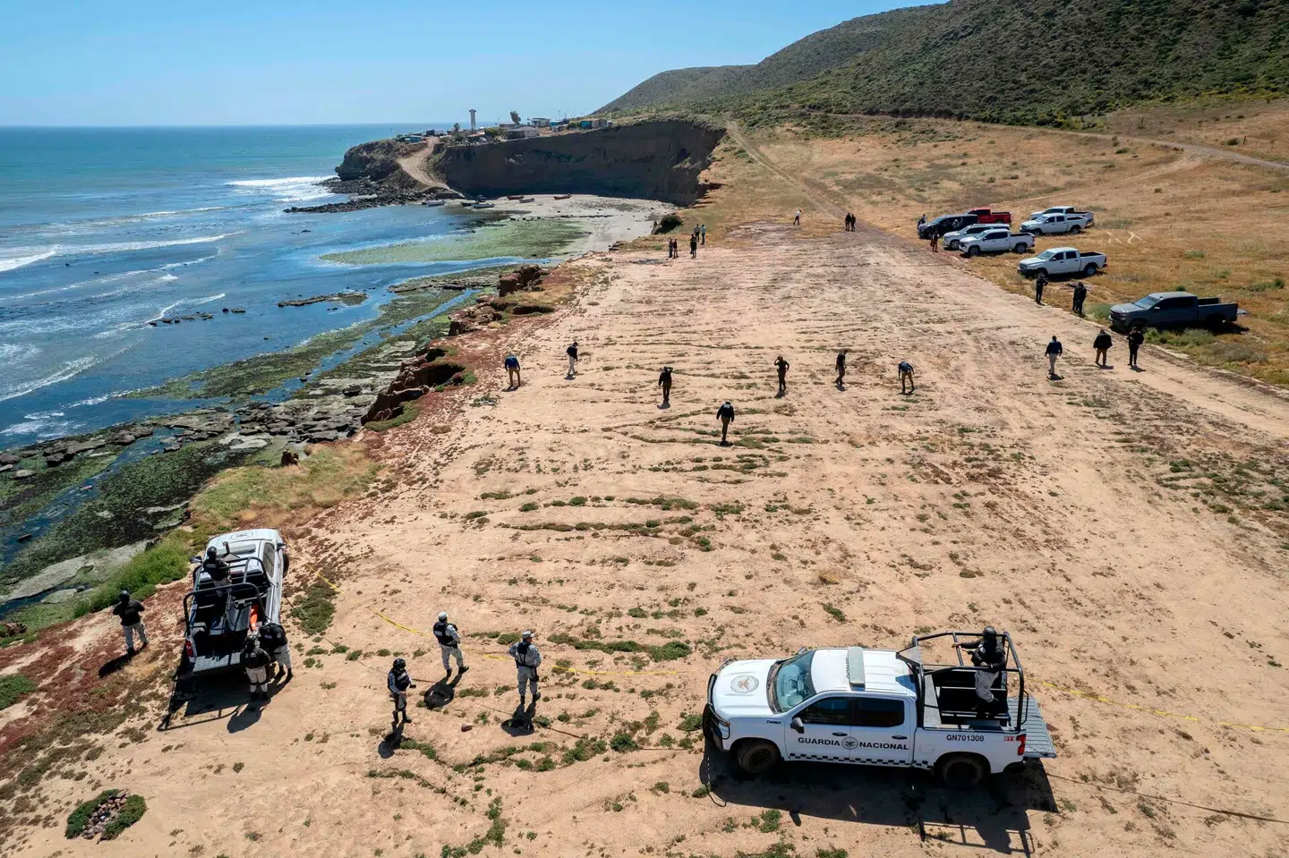 Statsanklagere efterforsker strandområdet i Baja California i Mexico, hvor de tre surfere camperede, inden de forsvandt. Foto: Guillermo Arias, Scanpix