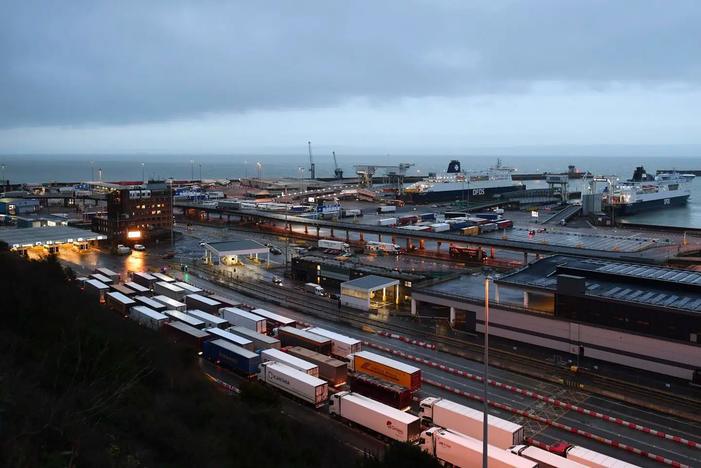 I august 2023 offentliggjorde den britiske regering en model, som fastlagde, hvordan Storbritannien gradvist ville indføre fuld grænsekontrol på import fra EU. Ydermere kom der fysisk kontrol af animalske produkter og planteprodukter. Men det it-system, der skal registrere importen, kan ikke følge med. Det skaber alenlange køber og fordærvede varer.