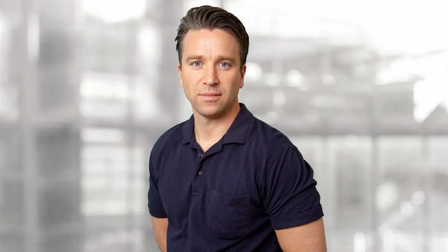 Plastikkirurgen Stig-Frederik Kølle er kendt som kendissernes plastikkirurg og er blandt andet blevet undervist af en 'Beverly Hills'-stjernekirurg.