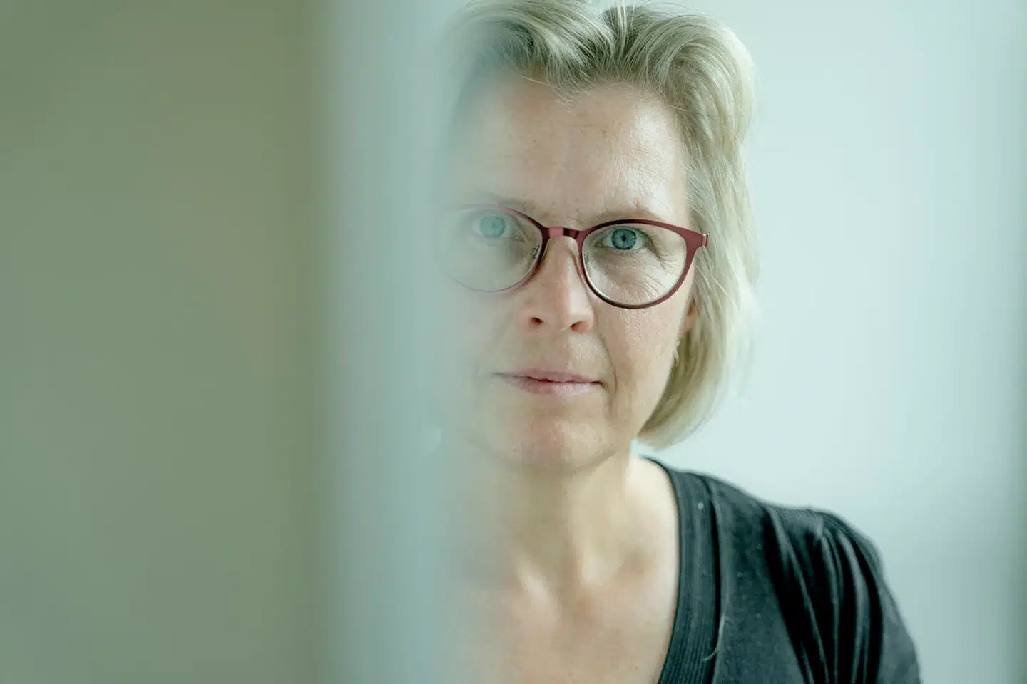 Antropolog Sofie Danneskiold-Samsøe har i årtier forsket i sammenhængen mellem vold, køn og familieforhold i etniske minoritetsfamilier. I dag underviser hun på Københavns Professionshøjskole, hvor hun lærer pædagoger, politibetjente og lærere at arbejde med og spotte blandt andet æresrelateret social kontrol og vold i de miljøer.