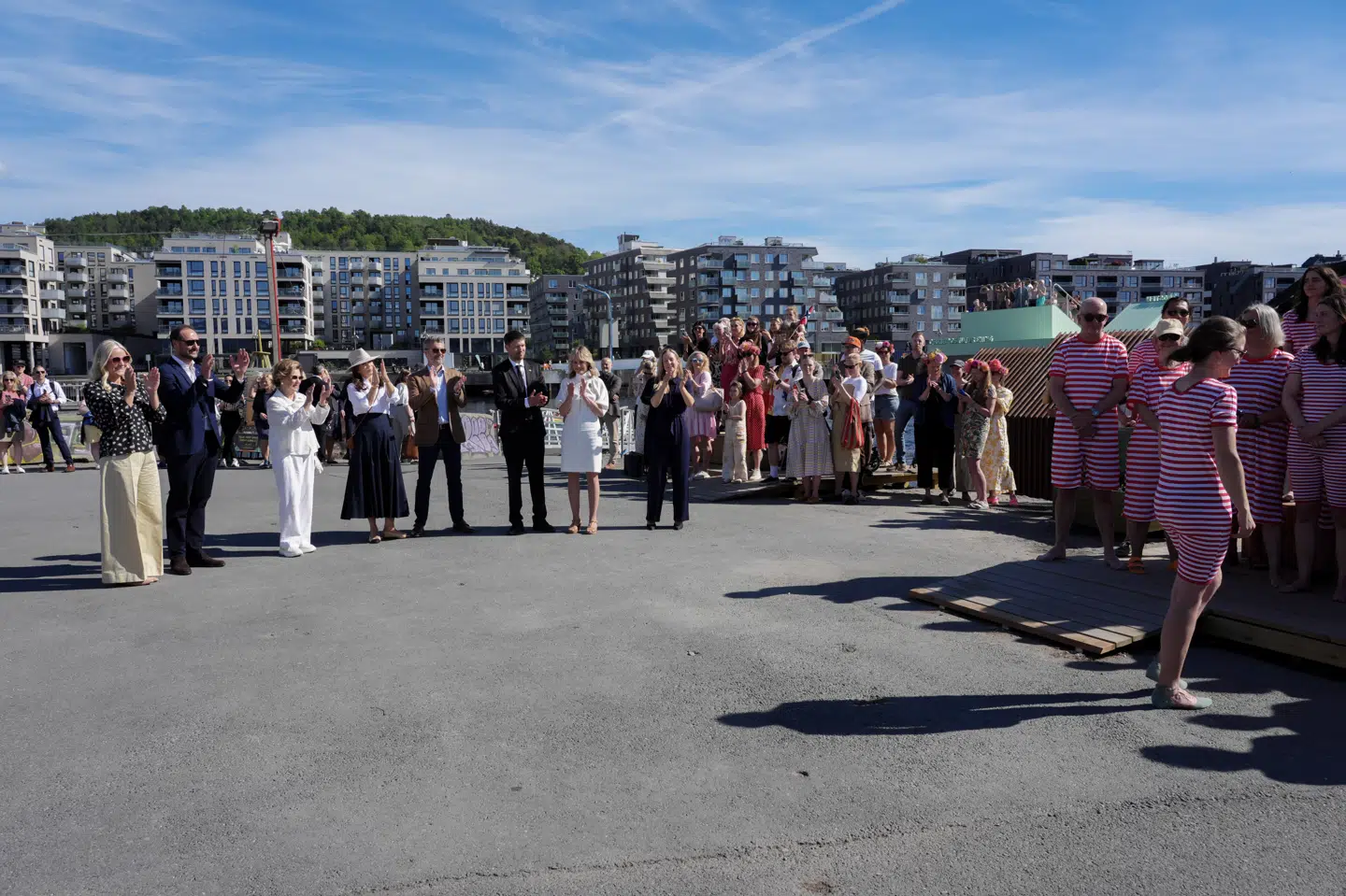 Oslos Saunaforenings kor sang for kongeparret på en byvandring i Bjørvika.
