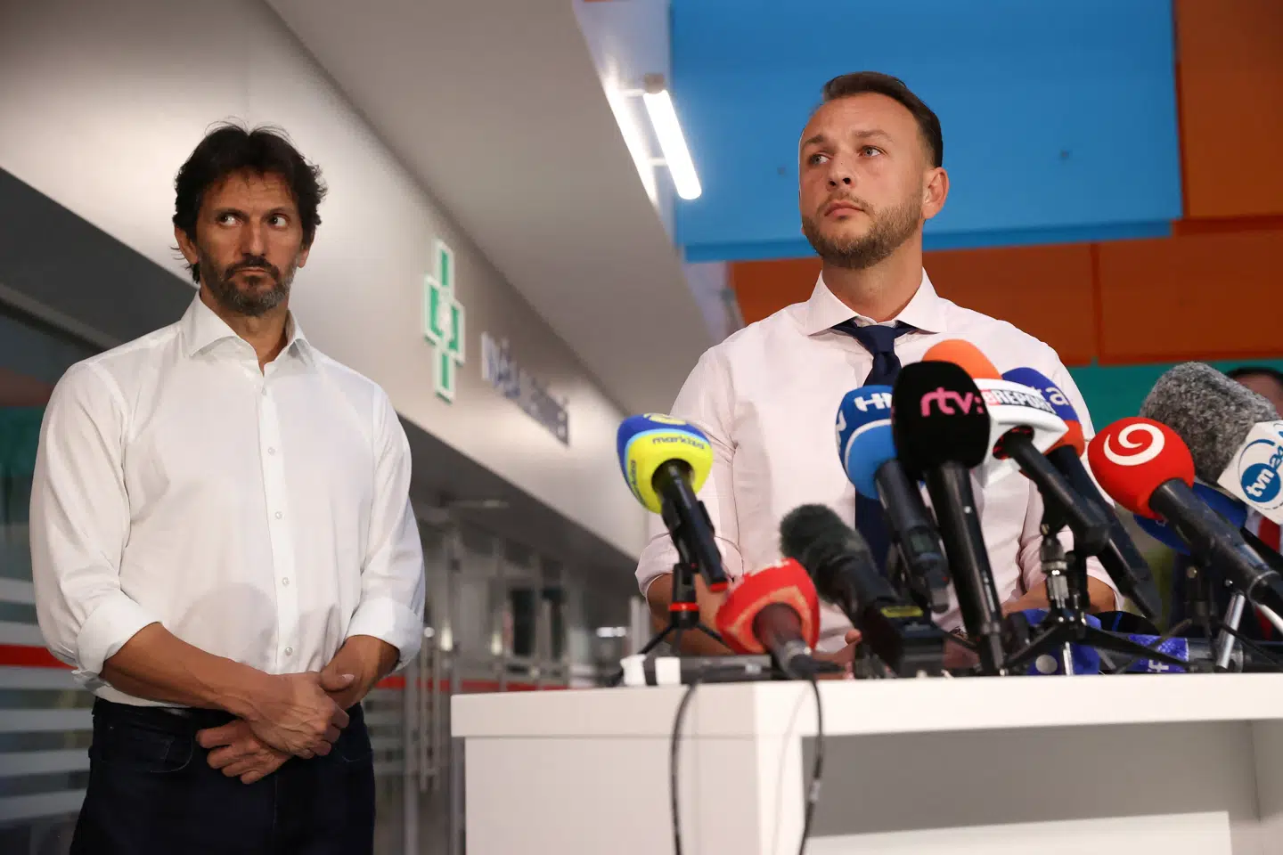 Robert Kalinak, der er forsvars- og vicepremierminister, er på pressemødet flankeret af indenrigsminister Matus Sutaj Estok.