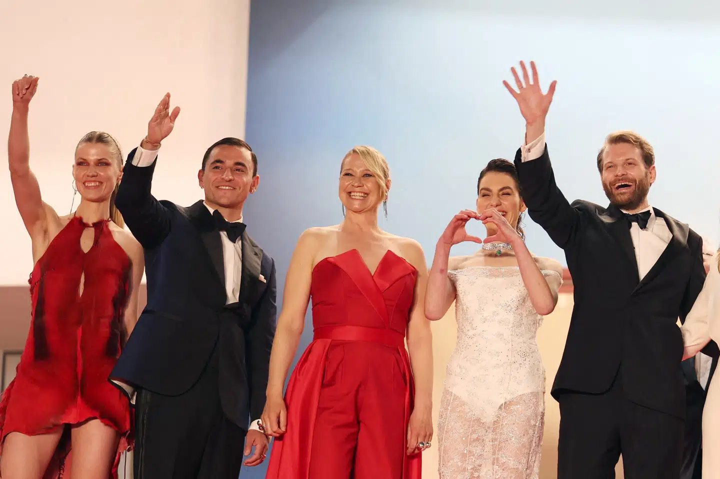 Instruktør Magnus von Horn, Vic Carmen Sonne, Trine Dyrholm, Besir Zeciri, Tessa Hoder og producer Malene Blenkov på den røde løber forud for "Pigen med nålen"-premieren.