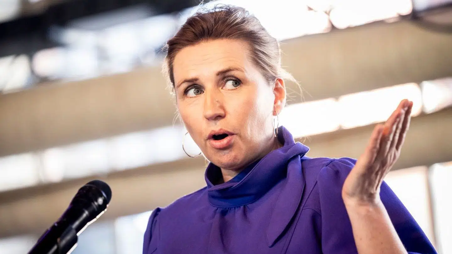 Statsminister Mette Frederiksen er fredag i Paris.