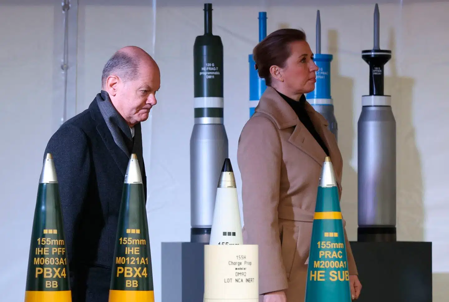 »Vi har altså kompetencerne i Danmark, så hvorfor skulle ammunitionsproduktion i Danmark være på udenlandske hænder eller være baseret på importeret halvfabrikata?« spørger skribenterne. Her besøger Mette Frederiksen en tysk våbenfabrik 12. februar 2024.