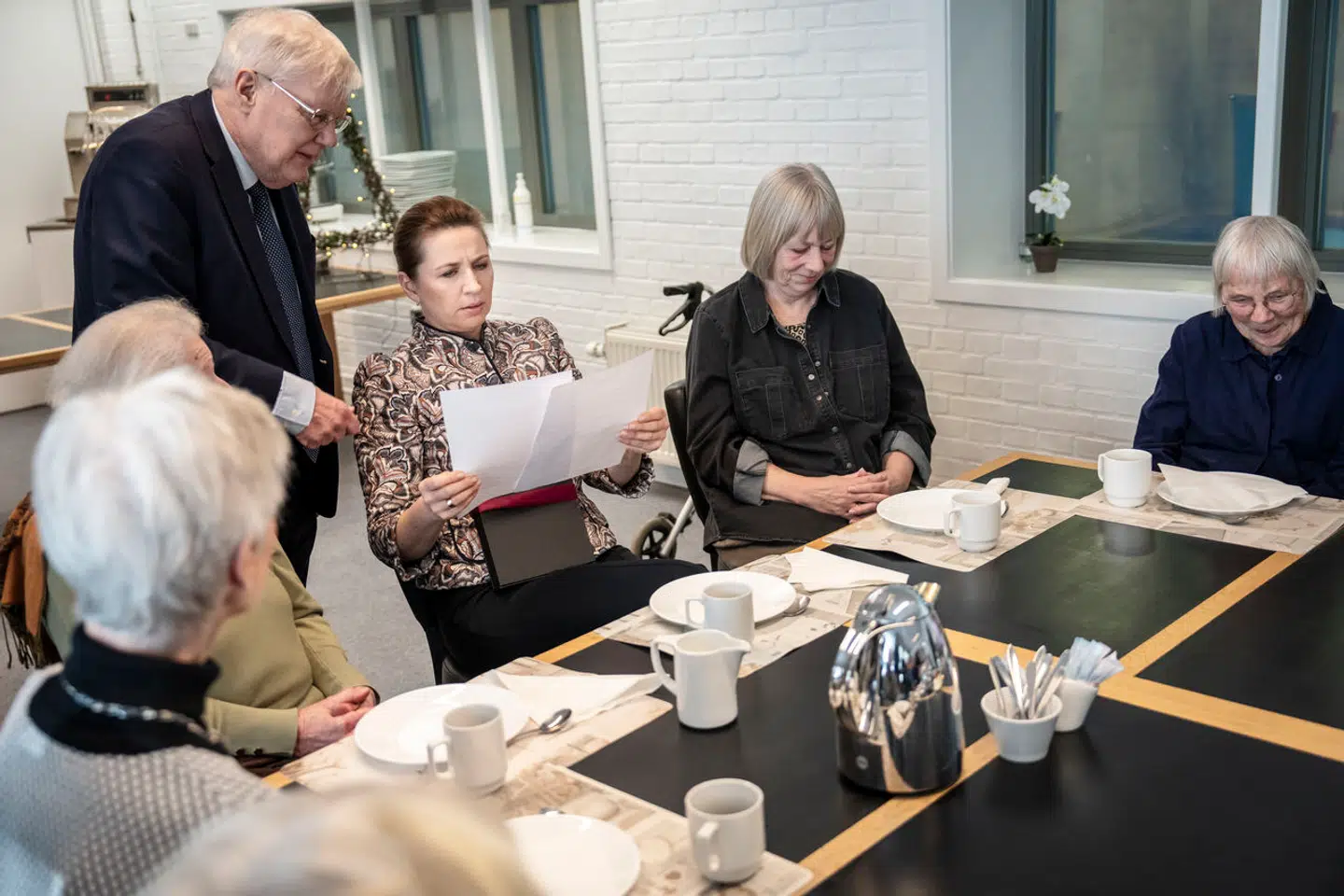 »Nogle samfundsdebattører har haft travlt med at bilde offentligheden ind, at de fleste pensionister er 'stenrige'. Men en overvældende andel af folkepensionisterne ligger i den nederste halvdel af indkomstfordelingen,« skriver Bjarne Hastrup, der her ses sammen med statsminister Mette Frederiksen (S)