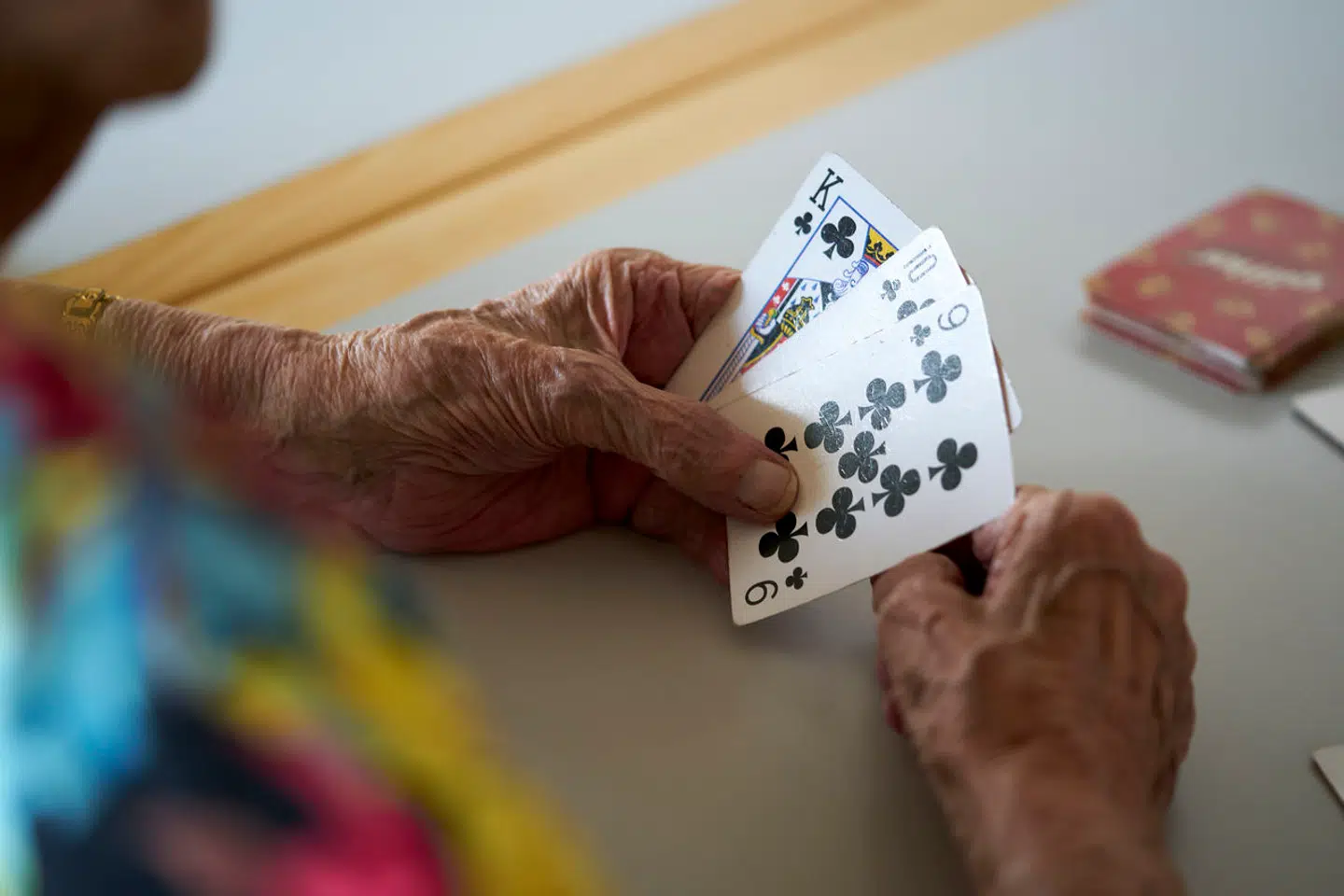 Det er velkendt, at svindlere forsøger at franarre ældre deres surt tjente penge. Nu oplyser Midt- og Vestsjællands Politi, at de kriminelle finder frem til de ældre ved at gå efter bestemte navne, som indikerer, at ofrene tilhører den ældre generation.