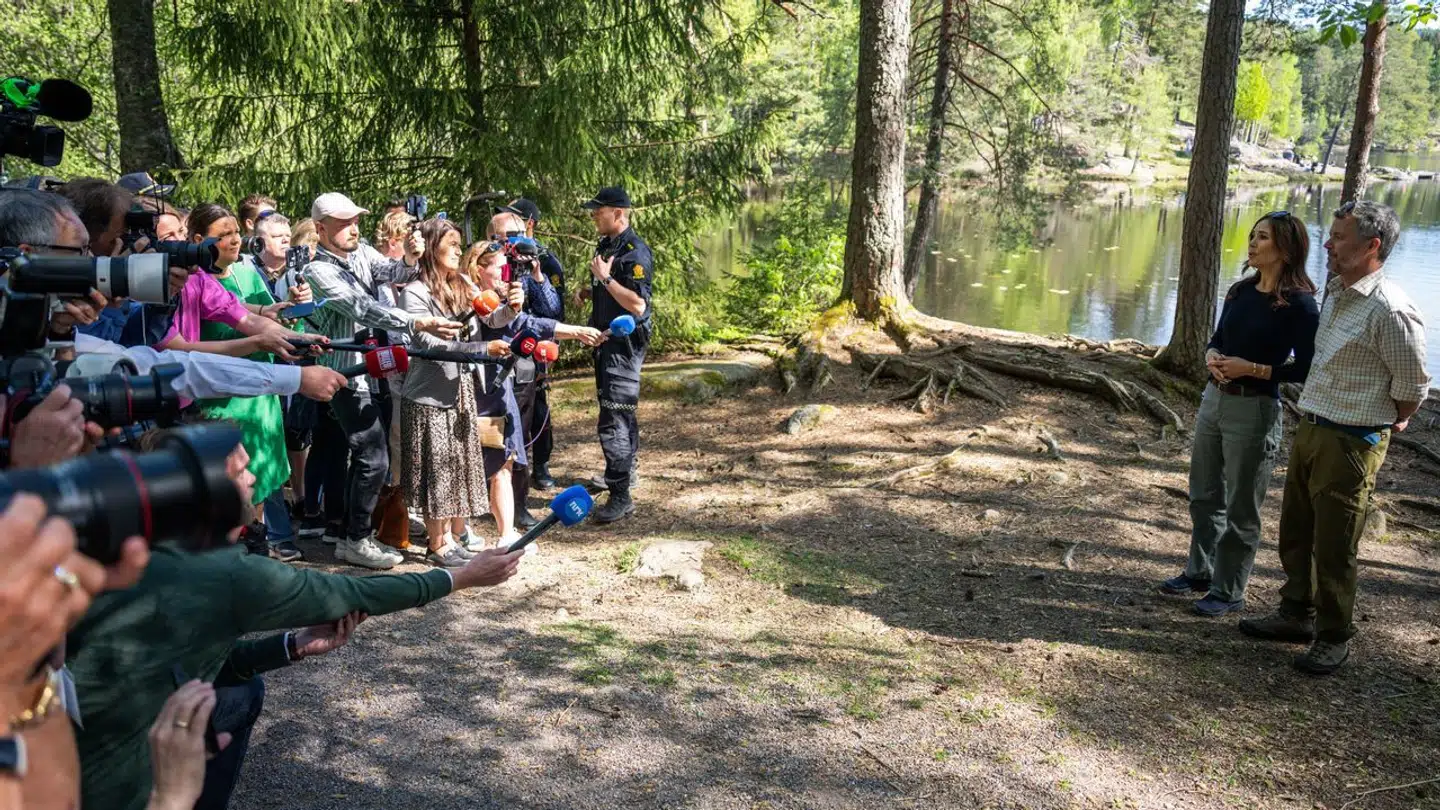 Der var god afstand mellem pressen og kongeparret, da de blev interviewet.
