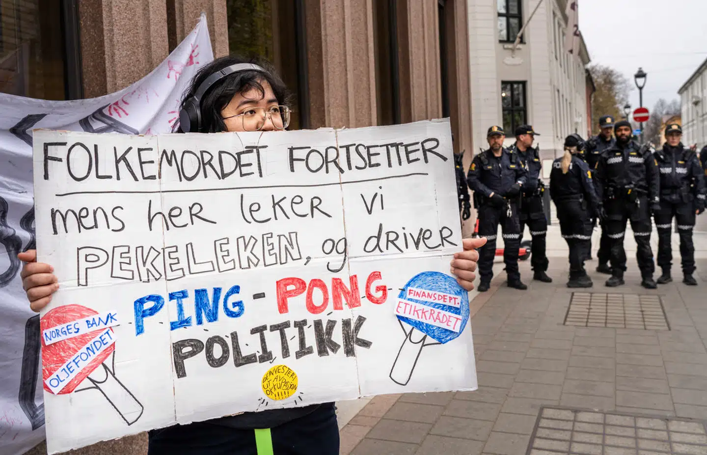 Propalæstinentiske aktivister blokerer indgangene til Norges Bank til en investeringskonference i april. Aktivisterne kræver, at Norges Bank, Etikkrådet og Finansministeriet trækker Oljefondets investeringer i virksomheder, som de hævder forsyner Israel med våben eller samarbejder med den israelske våbenindustri.