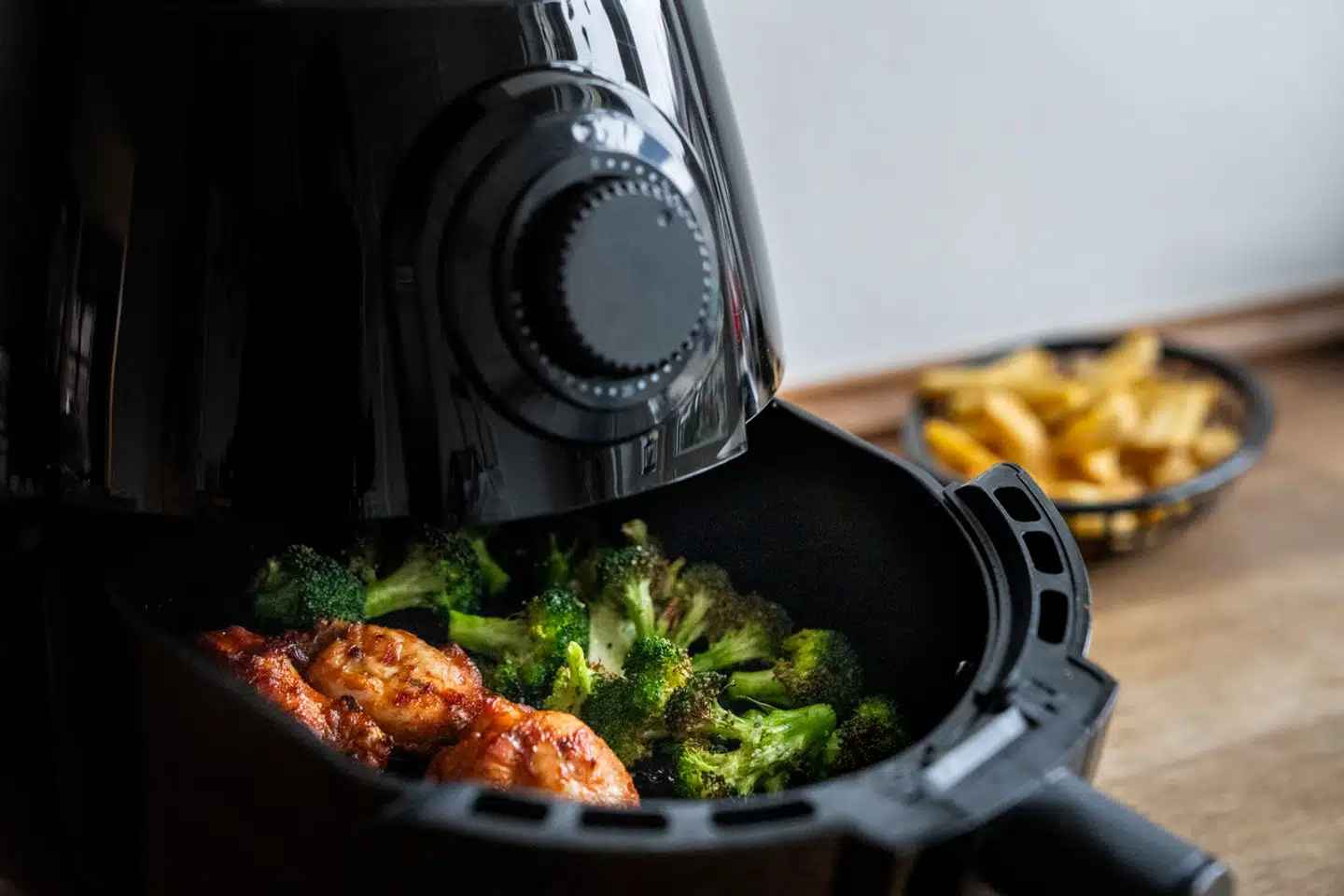 Airfryeren opfylder behovet bedre end kapitalismens tidligere udbud. For eksempel var vi selv på den fjerde møg-miniovn i vores minimale sommerhus, inden vi fik airfryer, skriver Dorte Toft.