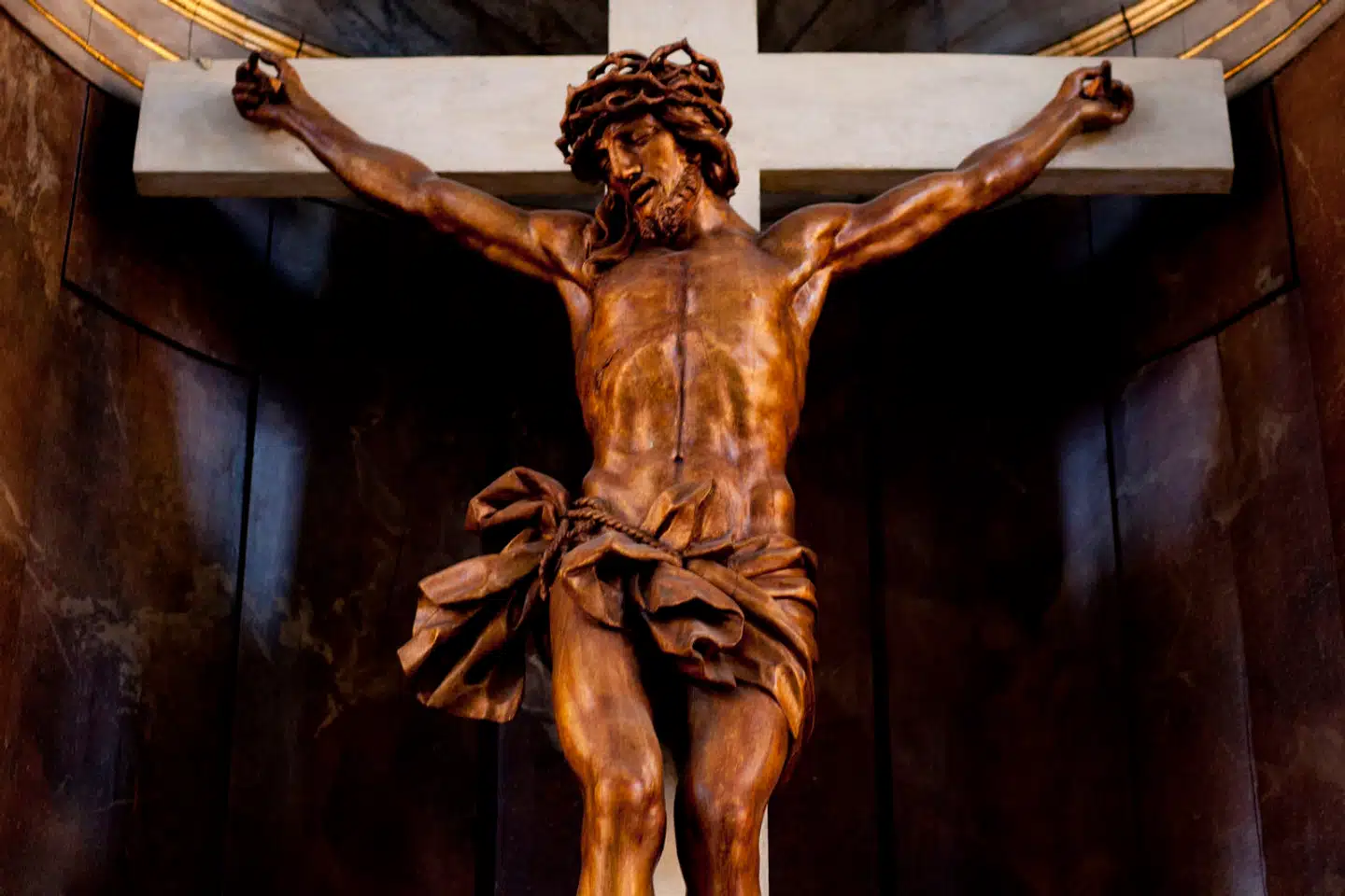 »Folketingets partier elsker at tale om demokratiske værdier og menneskerettigheder, men efterlader skåltalerne uden for lokalet, når de mødes i Kirkeudvalget«, skriver Anders Stjernholm