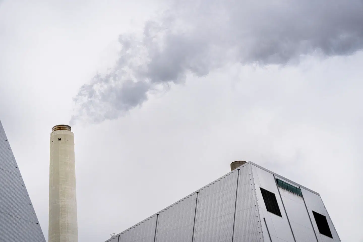 »Når vi beskatter CO₂, skal pengene selvfølgelig gå til grøn omstilling af sektoren, så vi kommer endnu tættere på vores reduktionsmål. For det er jo det, det handler om,« skriver De Konservatives spidskandidat til europaparlamentsvalget, Niels Flemming Hansen. Afbilledet: Ørsted Avedøreværket i Hvidovre.