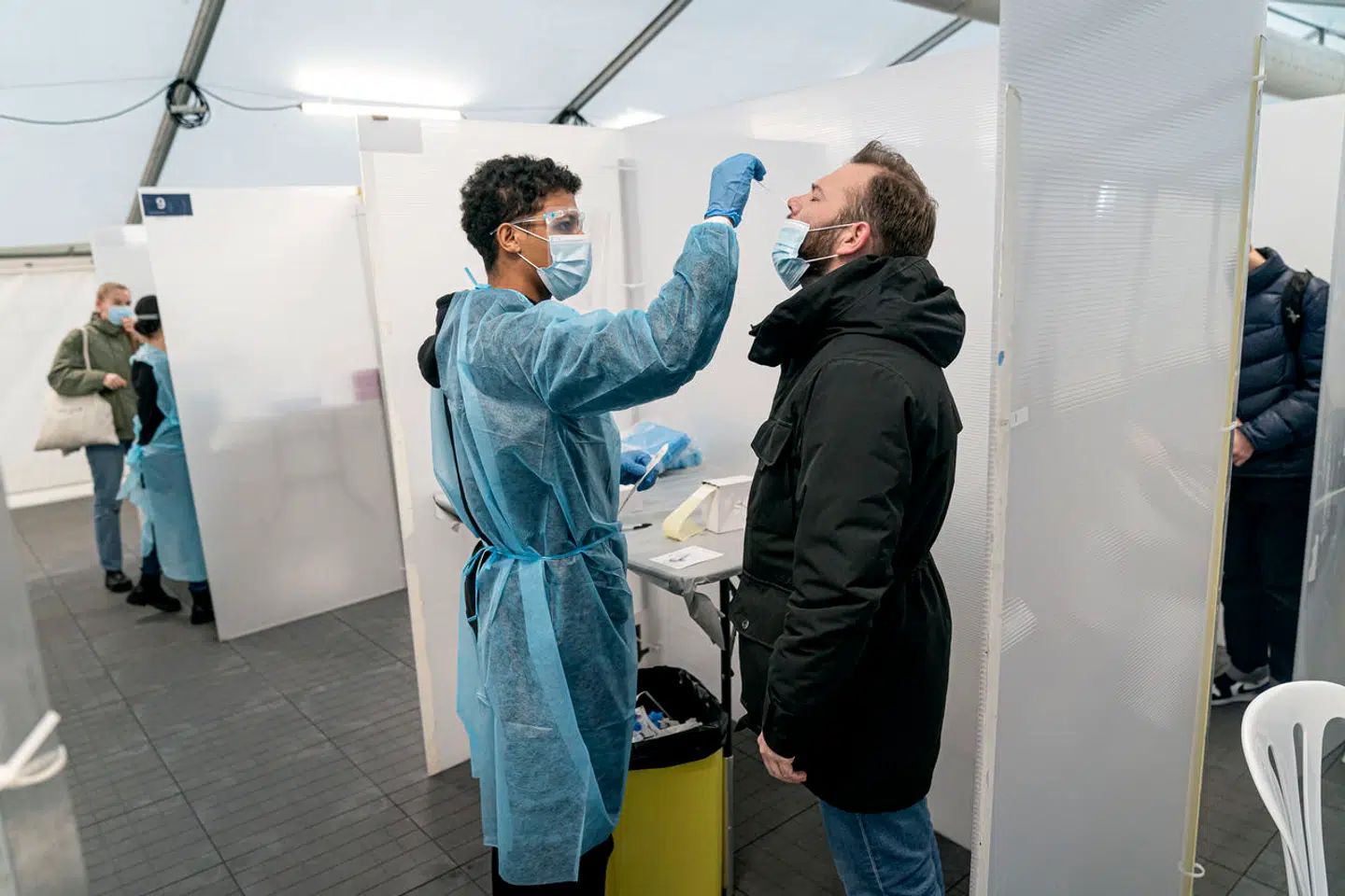 Der bliver stort set ikke længere testet for covid-19. Men der tages enkelte prøver, som også bliver helgenomsekventerede, og de har afsløret, at to nye varianter også er kommet til Danmark. I USA har de skabt bekymring for en sommerbølge af smittede