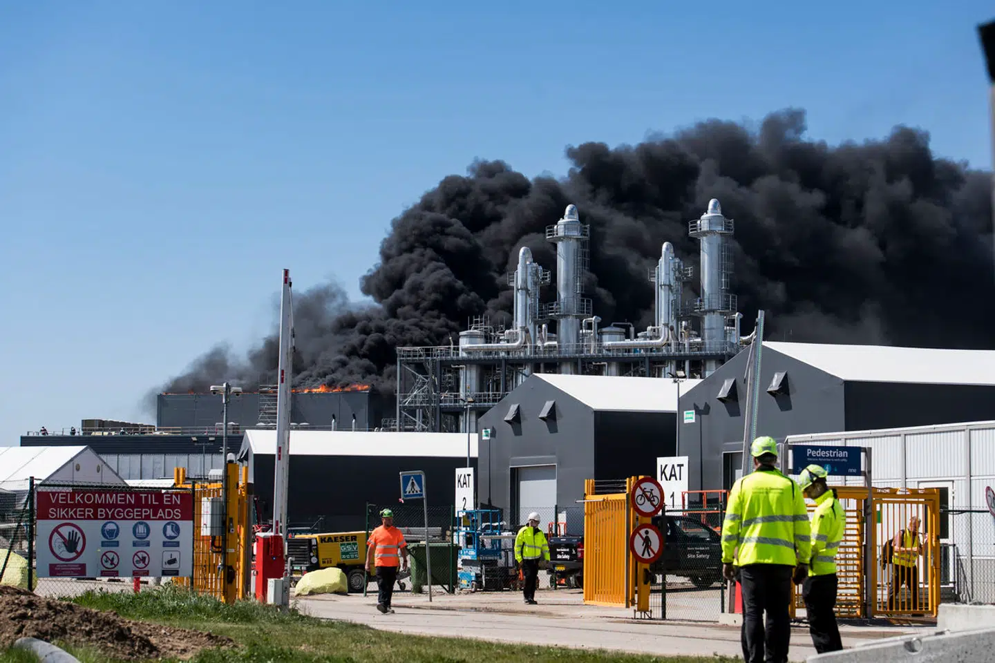 Brand på en byggeplads ved Novo Nordisk i Kalundborg torsdag eftermiddag den 16. maj 2024. Branden sender sort røg ind over byen. Midt- og Vestsjællands Politi skriver på det sociale medie X, at man skal holde sig væk fra området og gå inden for, hvis man befinder sig i røgsøjlen.. (Foto: Jokum Tord Larsen/Ritzau Scanpix)