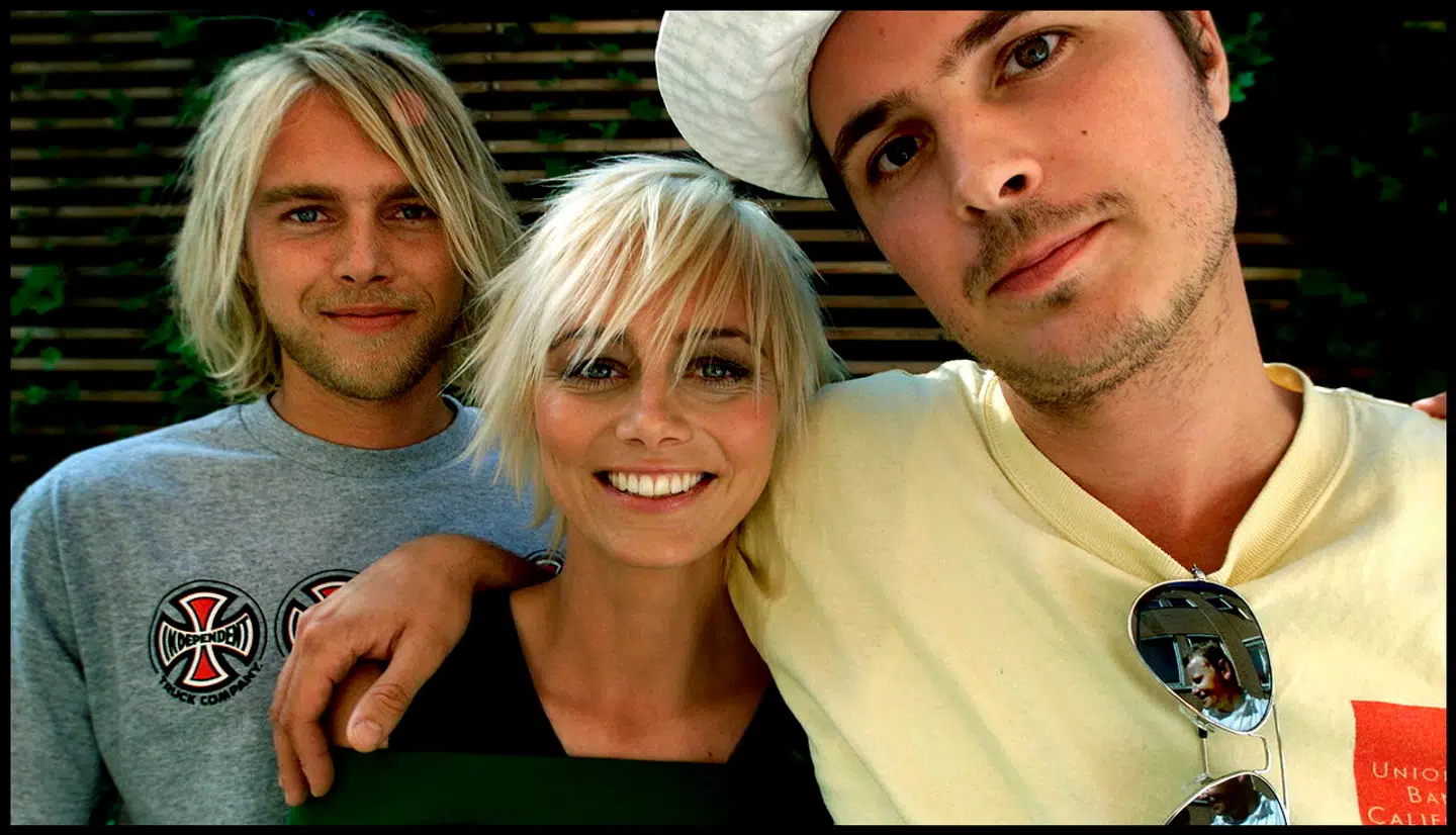 En ung Felix Smith debuterer som tv-vært i TV 2s 'Rundfunk' sammen med Rikke Frøjk og Pelle Hvenegård.