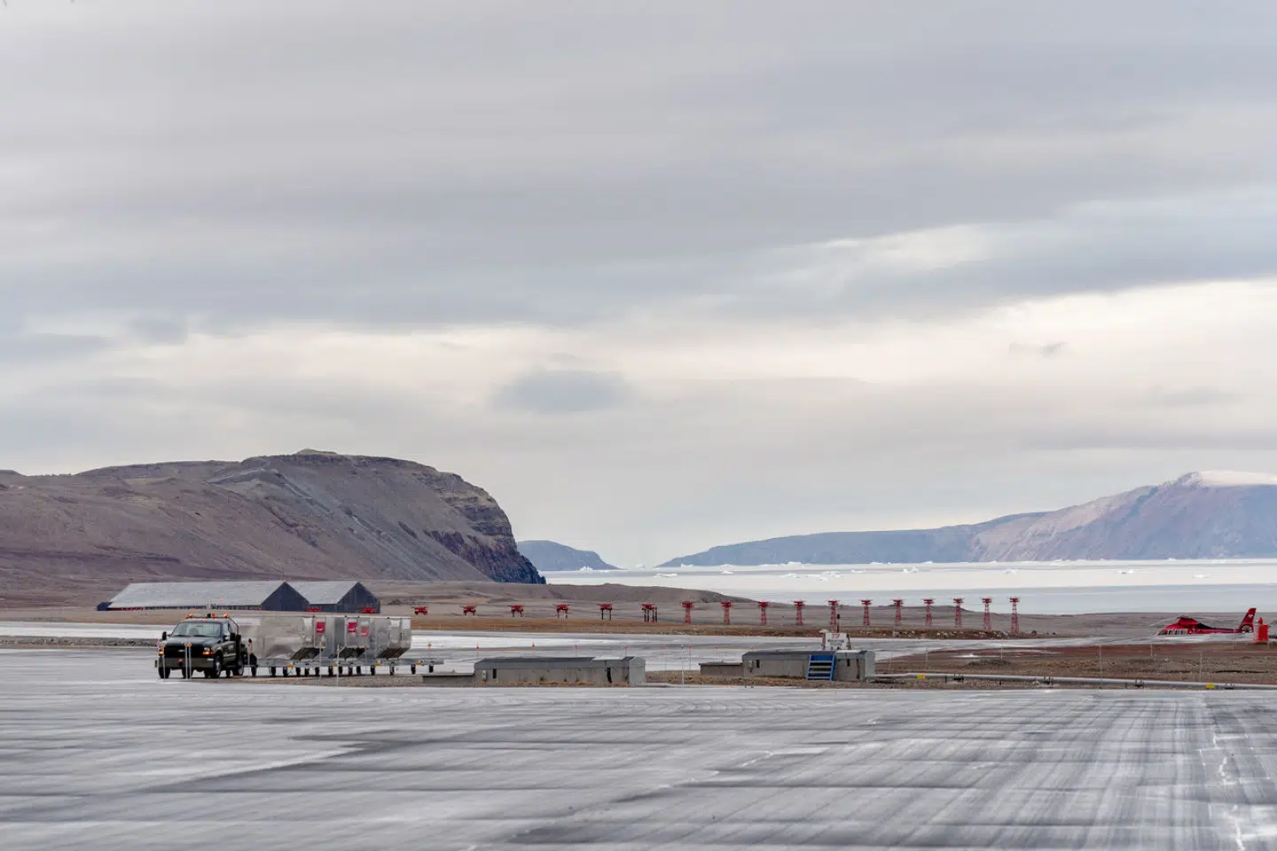 Landingsbanen på Pituffik Space Base er mere end tre kilometer lang og kan tage imod selv de største amerikanske bombe- og transportfly. På nær to sommermåneder, hvor isen i fjorden er smeltet, kan basen kun nås med fly.