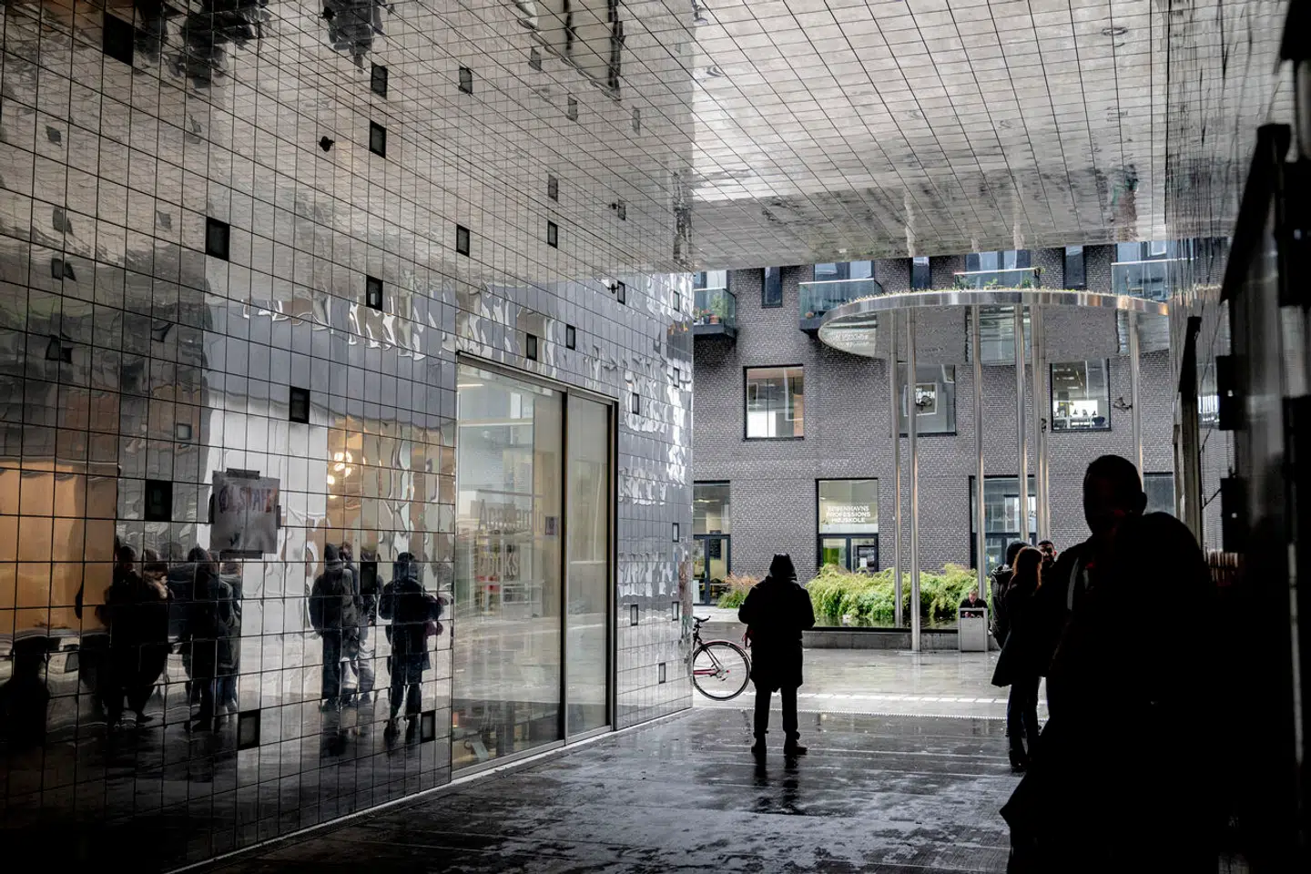 I flere debatindlæg har ansatte og undervisere på Københavns Professionshøjskole rettet en hård kritik mod deres kollega Sofie Danneskiold-Samsøe.