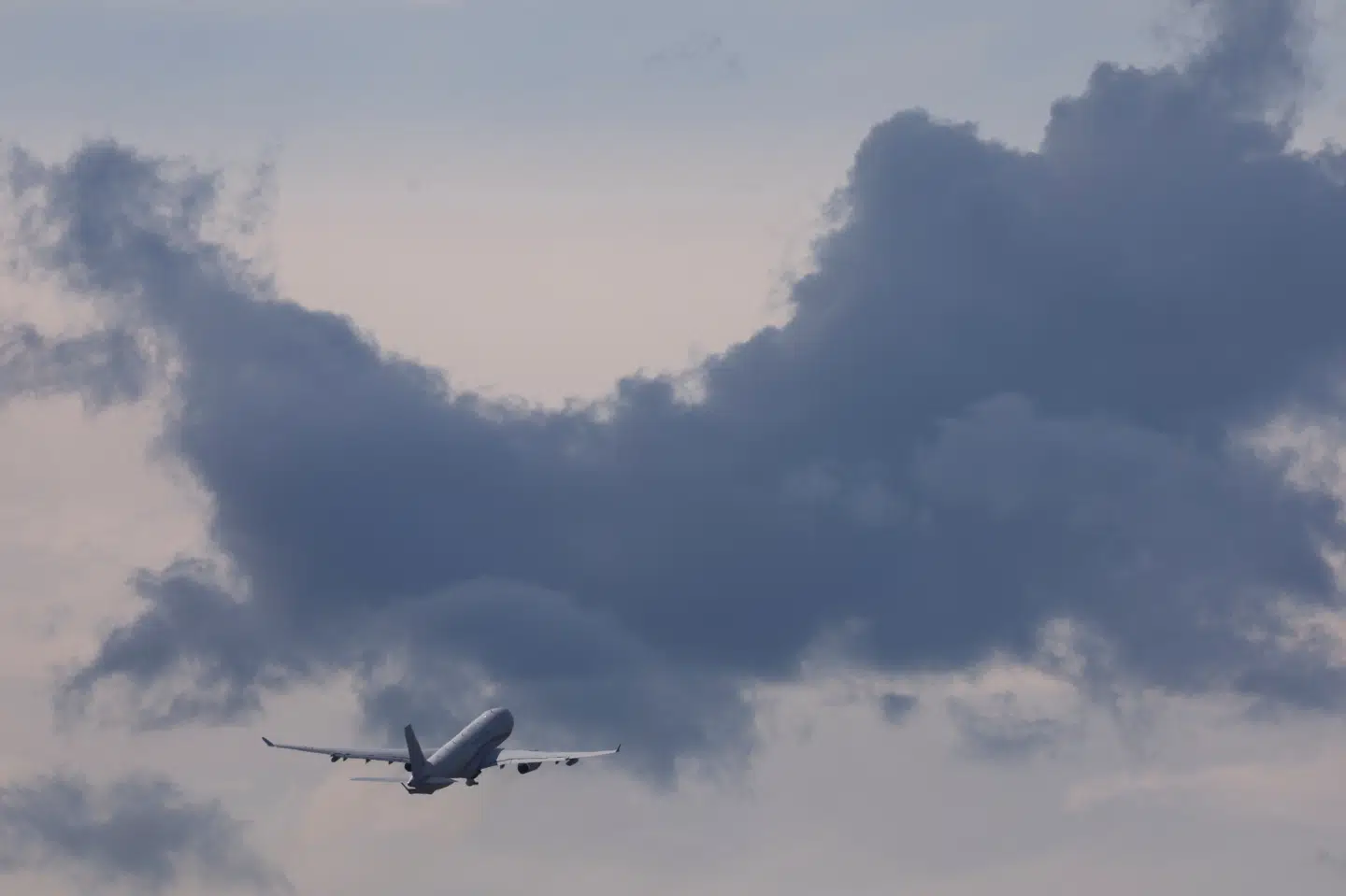 Et fransk fly med blandt andet politibetjente flyver fra Frankrig til Ny Kaledonien. (Arkivfoto).