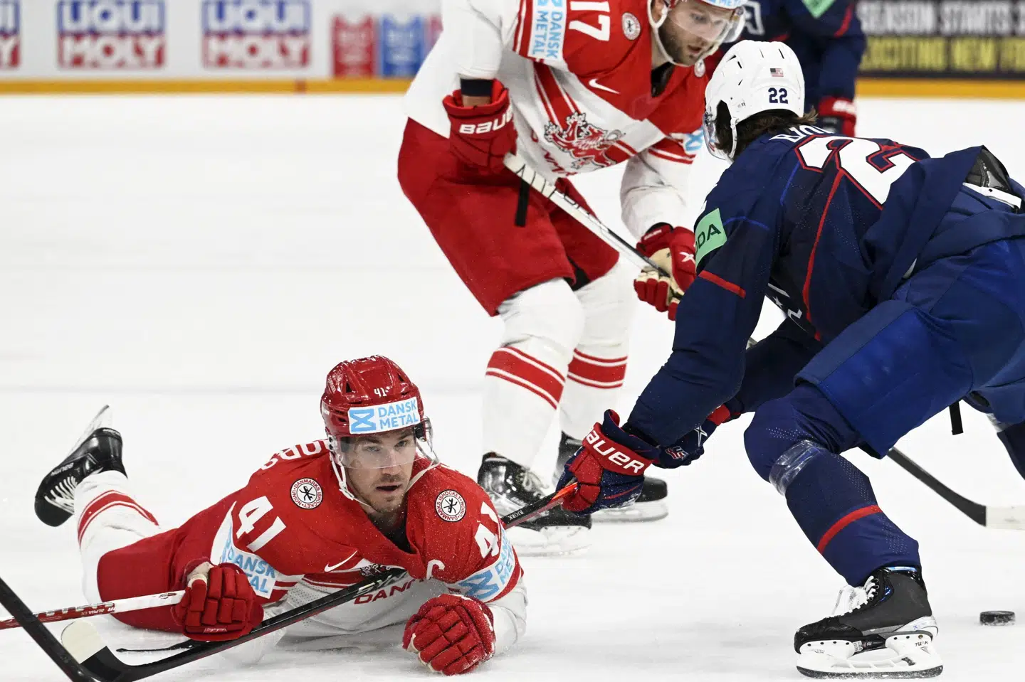 Jesper Jensen Aabo (liggende) afløste Peter Regin som landsholdsanfører før VM sidste år. (Arkivfoto).