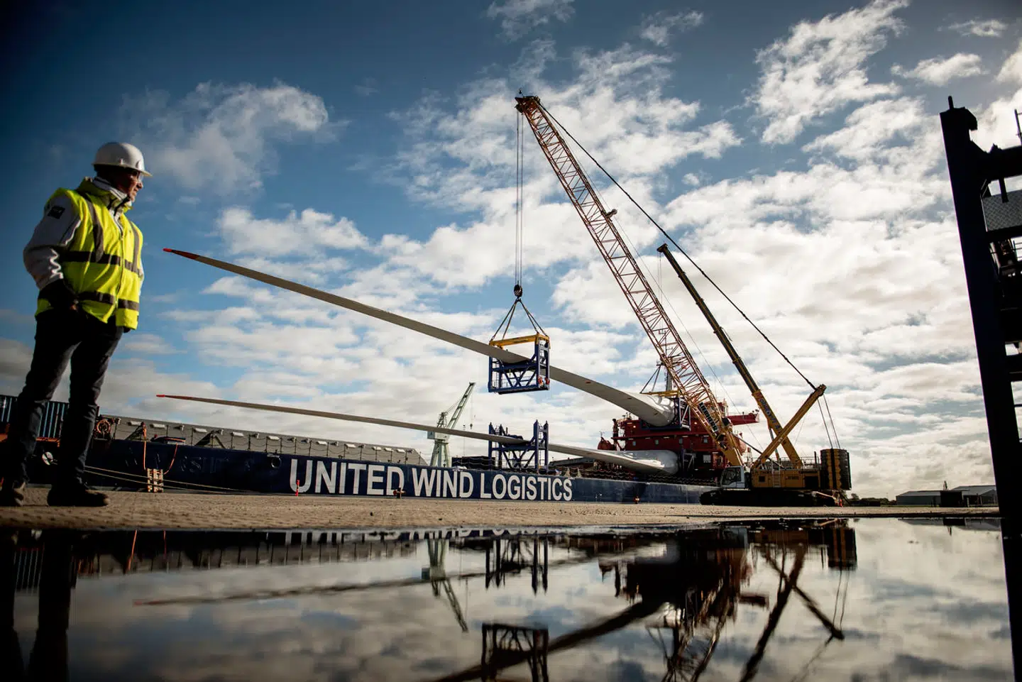 »Lolland-Falster har været bedre end resten af Danmark til at få folk i arbejde,« skriver Mikkel Wesselhoff. Her bliver vindmøllevinger lastet på skib i Nakskov.