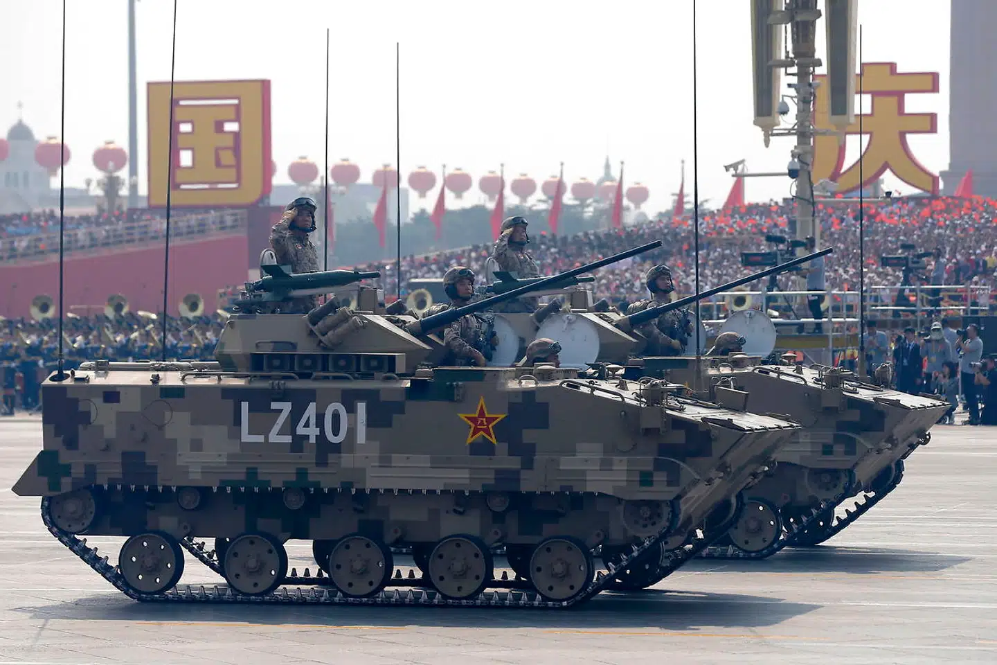 Kinesiske kampvogne trillede forbi Den Himmelske Freds Plads i Beijing.