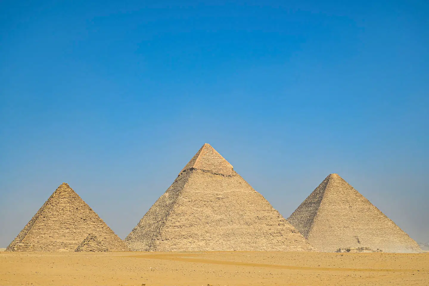 Med sine 2,3 millioner stenblokke, der i gennemsnit vejer 2,5 ton, er Cheopspyramidens skabelse for mange et mysterium. Nu har forskere afgørende nyt.