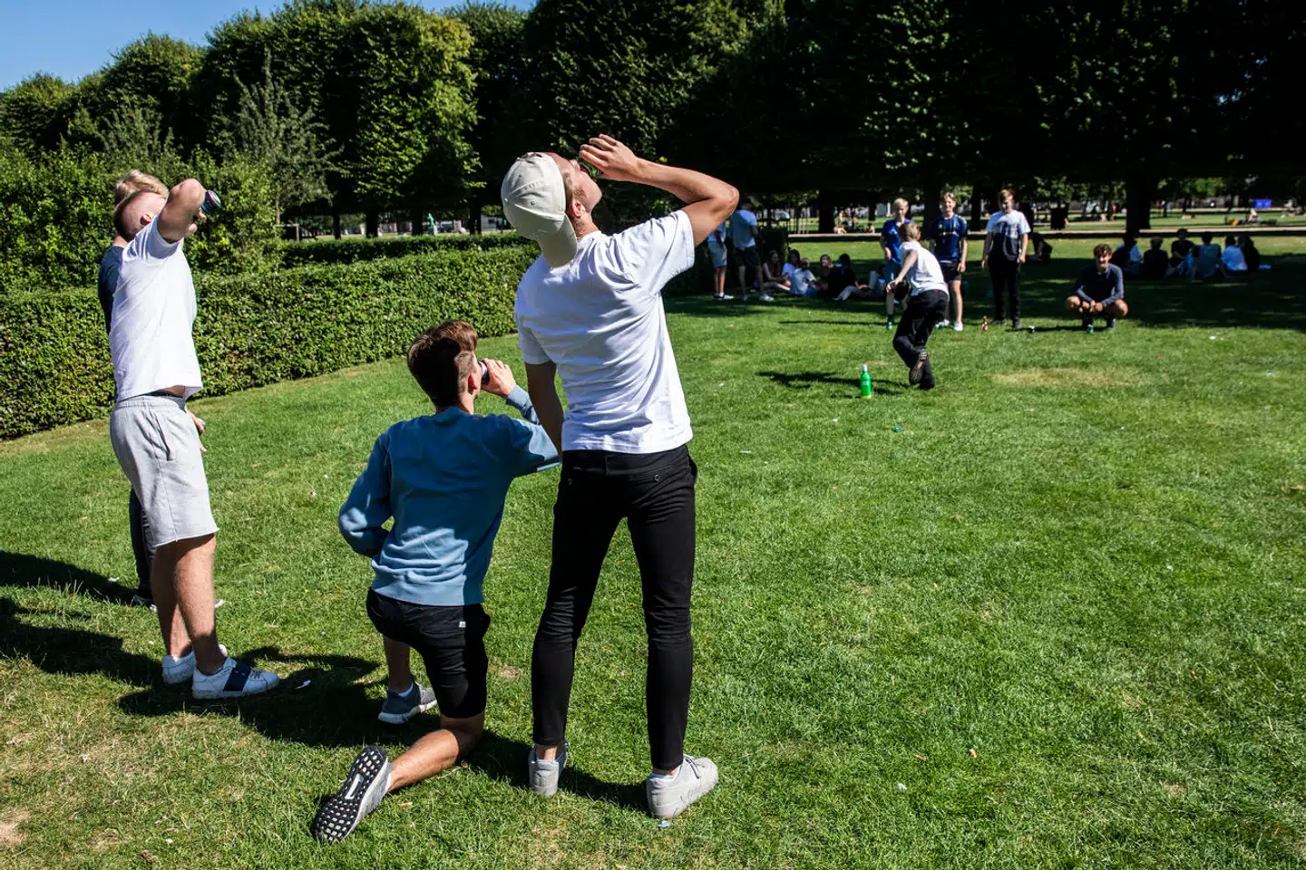 Sundhedsstyrelsen har fire konkrete råd til unge, forældre og lærere på sidste skoledag. Her ses gymnasieelever til den såkaldte puttefest i Kongens Have i august 2020.