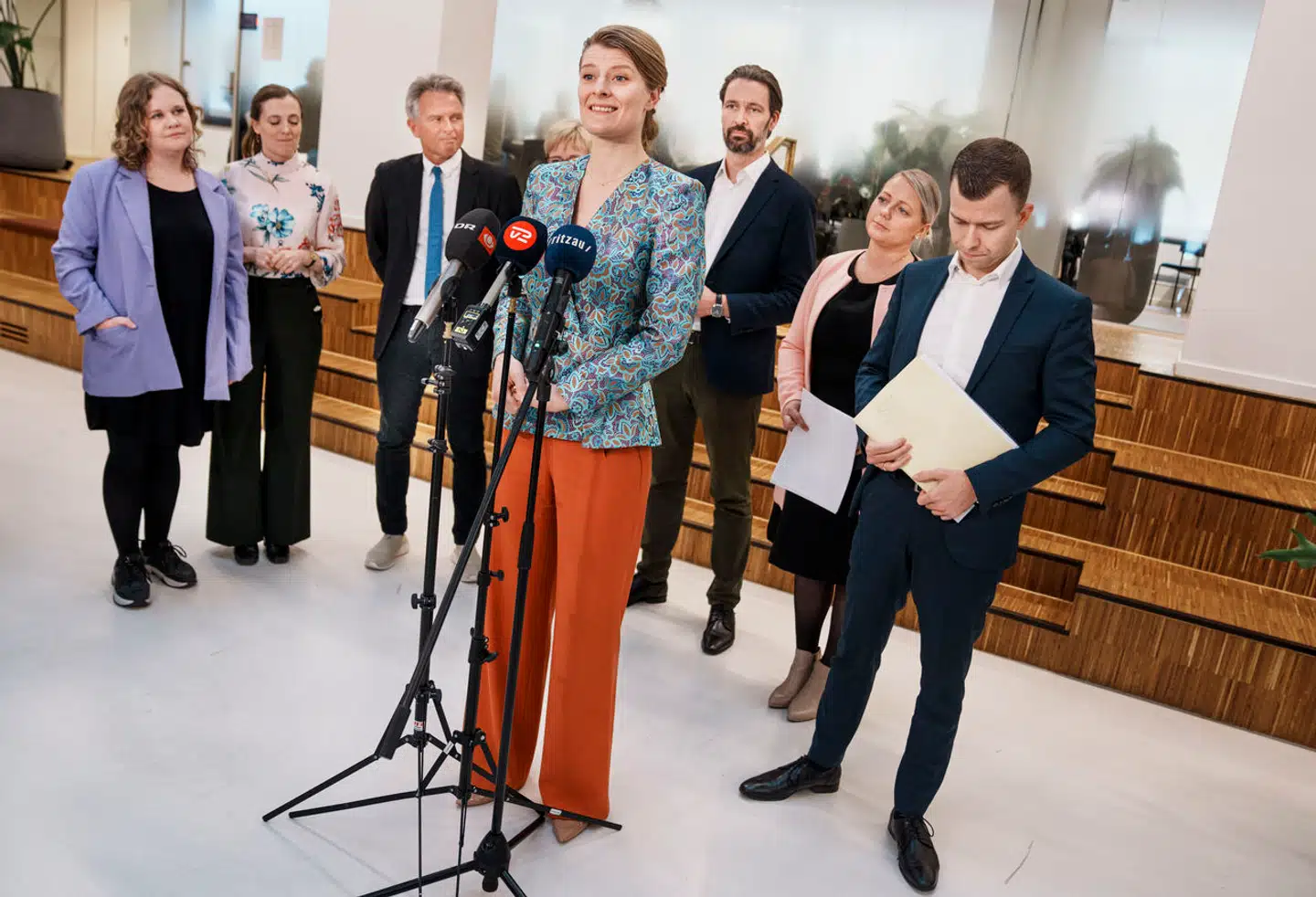 »I dag er den egentlige katastrofe, at mennesker med handicap ikke blot efterlades på perronen, men bliver sparet på, ydmyget og svigtet af kommunen gang på gang på gang,« skriver Lukas Lunøe. På billedet ses beskæftigelsesminister Ane Halsboe-Jørgensen (S) og forligspartierne bag sygedagpengereformen.