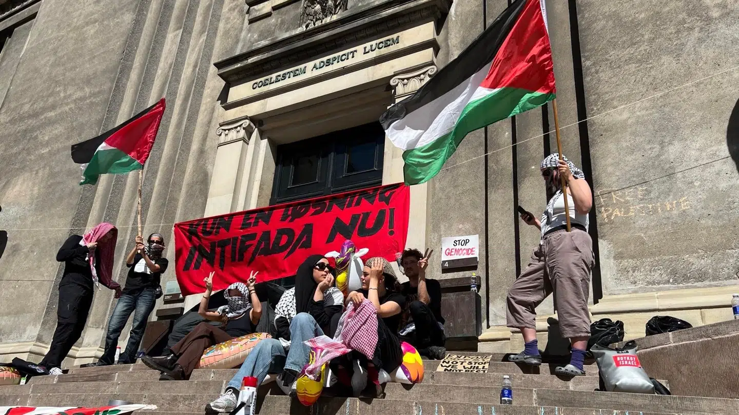 Nogle af demonstranterne foran en af indgangene.