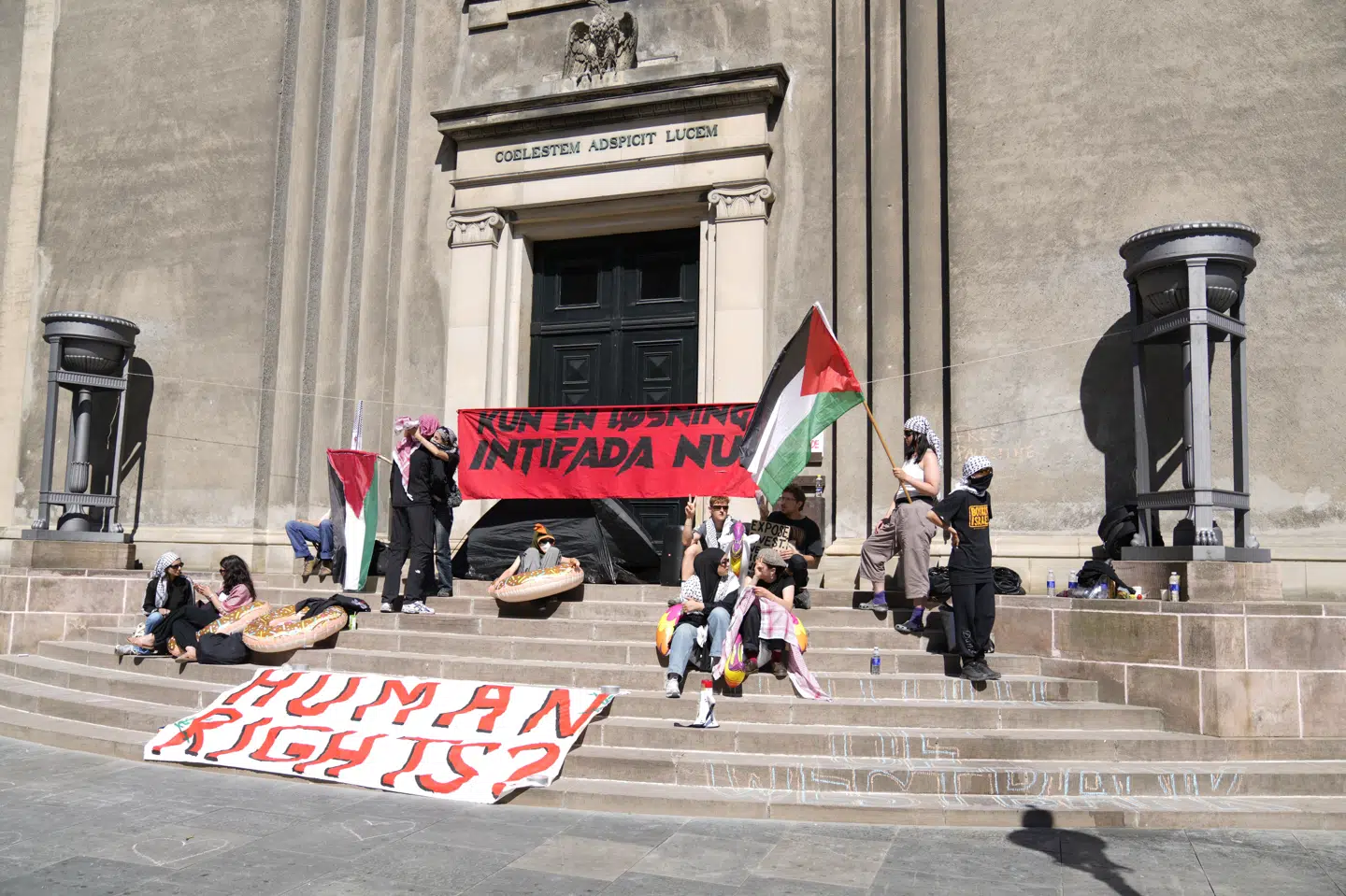 Hovedindgangen ved Københavns Universitets bygninger ved Frue Plads er blokeret af en række demonstranter.