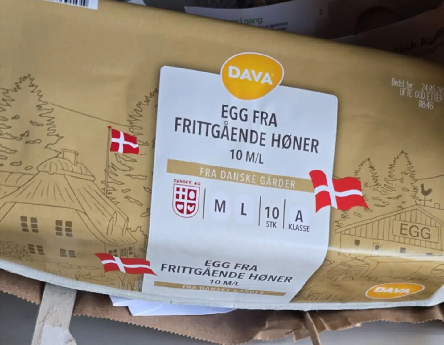 Senest i påsken var der krisestemning i de norske supermarkeder, fordi det stort set var umuligt at opstøve æg. Det samme gør sig gældende i dag, hvor det er Norges nationaldag. Men nu er der røde og hvide flag at spore på æggebakkerne rundt omkring i de norske supermarkeder.