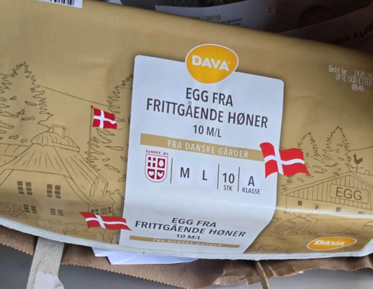 Senest i påsken var der krisestemning i de norske supermarkeder, fordi det stort set var umuligt at opstøve æg. Det samme gør sig gældende i dag, hvor det er Norges nationaldag. Men nu er der røde og hvide flag at spore på æggebakkerne rundt omkring i de norske supermarkeder.