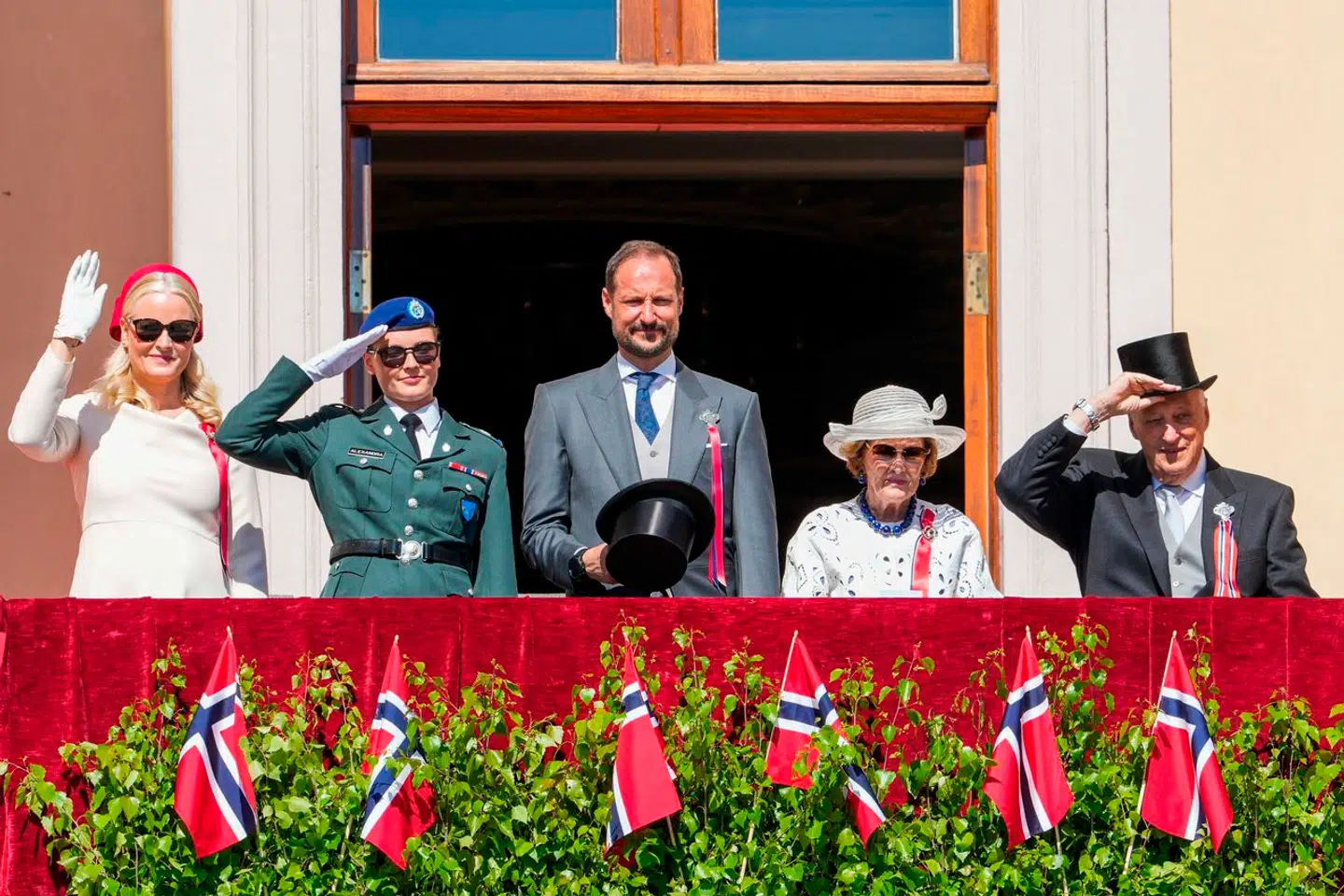 Prinsesse Ingrid Alexandra havde fået tilladelse af hærchefen til at bære solbriller til sin militære uniform, som hun viste frem for første gang sammen med sine forældre, kronprinsparret, og sine bedsteforældre, kong Harald og dronning Sonja.