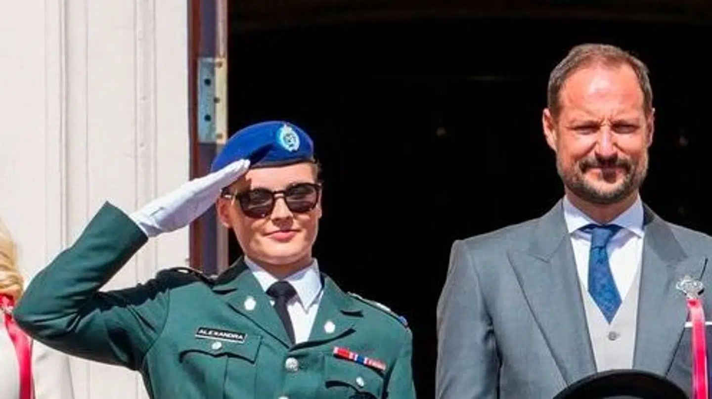 Prinsesse Ingrid Alexandra havde fået tilladelse af hærchefen til at bære solbriller til sin militære uniform, som hun viste frem for første gang sammen med sine forældre, kronprinsparret, og sine bedsteforældre, kong Harald og dronning Sonja.