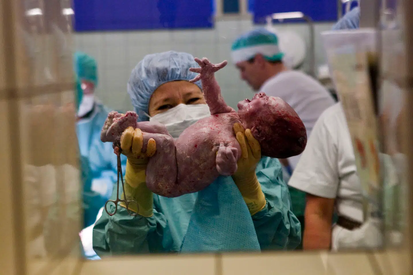 Sommeren er højsæson på fødeafdelingerne, og for første gang i årevis er der ikke nævneværdig mangel på jordemødre til at tage imod og tage sig af de nyfødte.