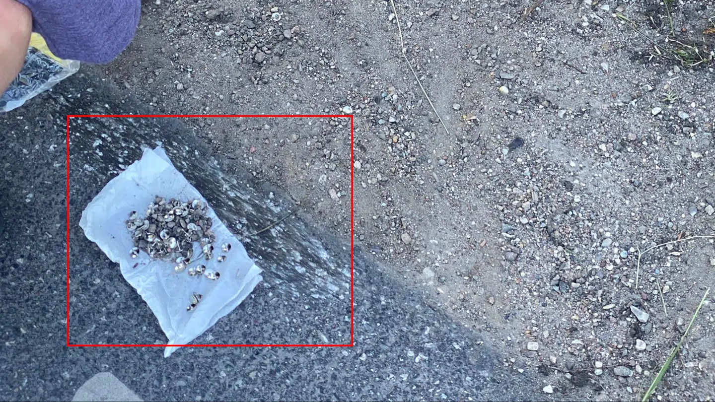 Omkring 50-60 tegnstifter var kastet ud over vejen på Amager.