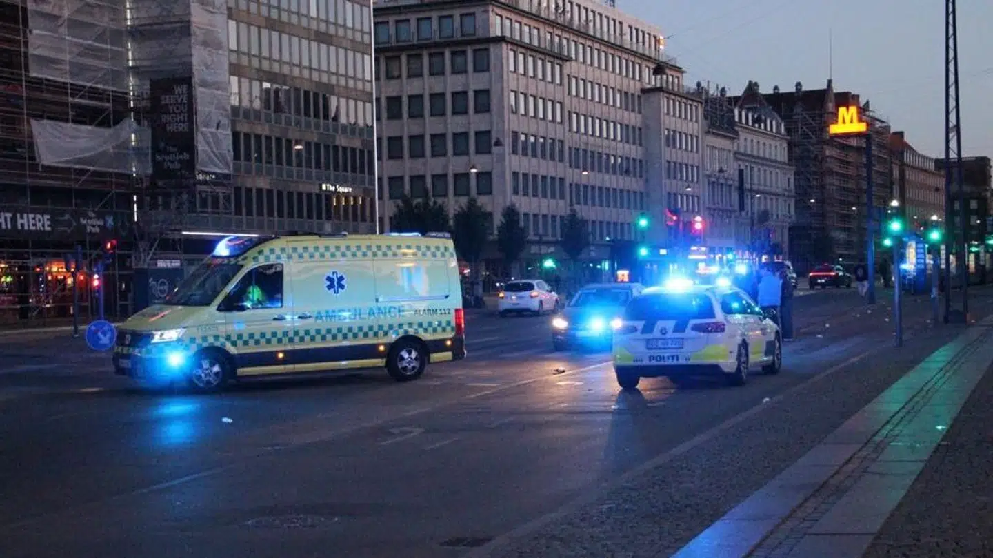 Både politi og ambulance var til stede i forbindelse med slagsmålet lørdag morgen.