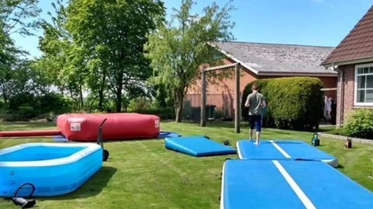 I forældrenes have, trives Mikas bedst. Han elsker oppustelige ting. Men når han skulle afleveres på sit tidligere bosted, gik han i sort.