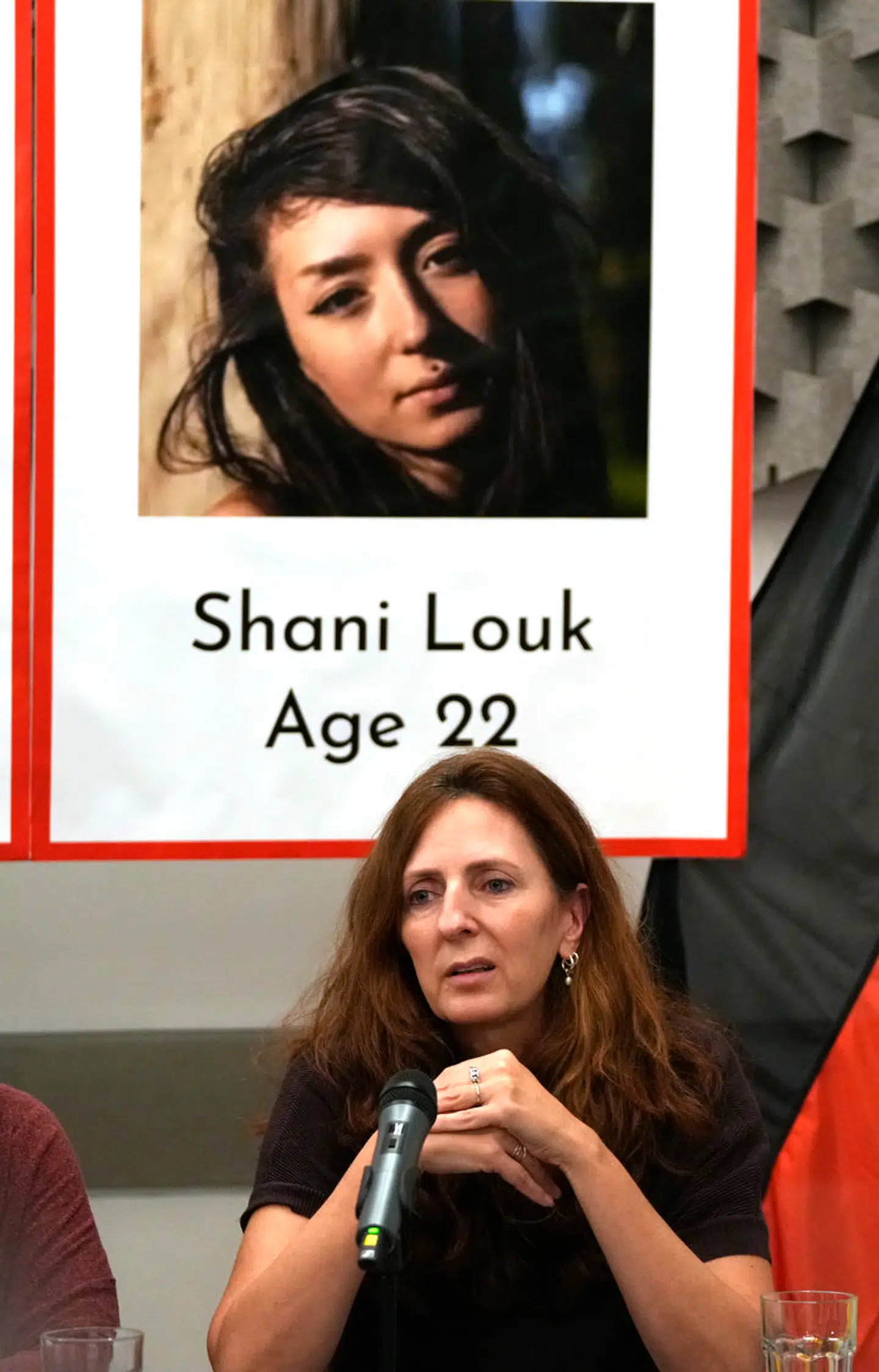 Ricarda Louk foran et billede af datteren Shani Louk i oktober.