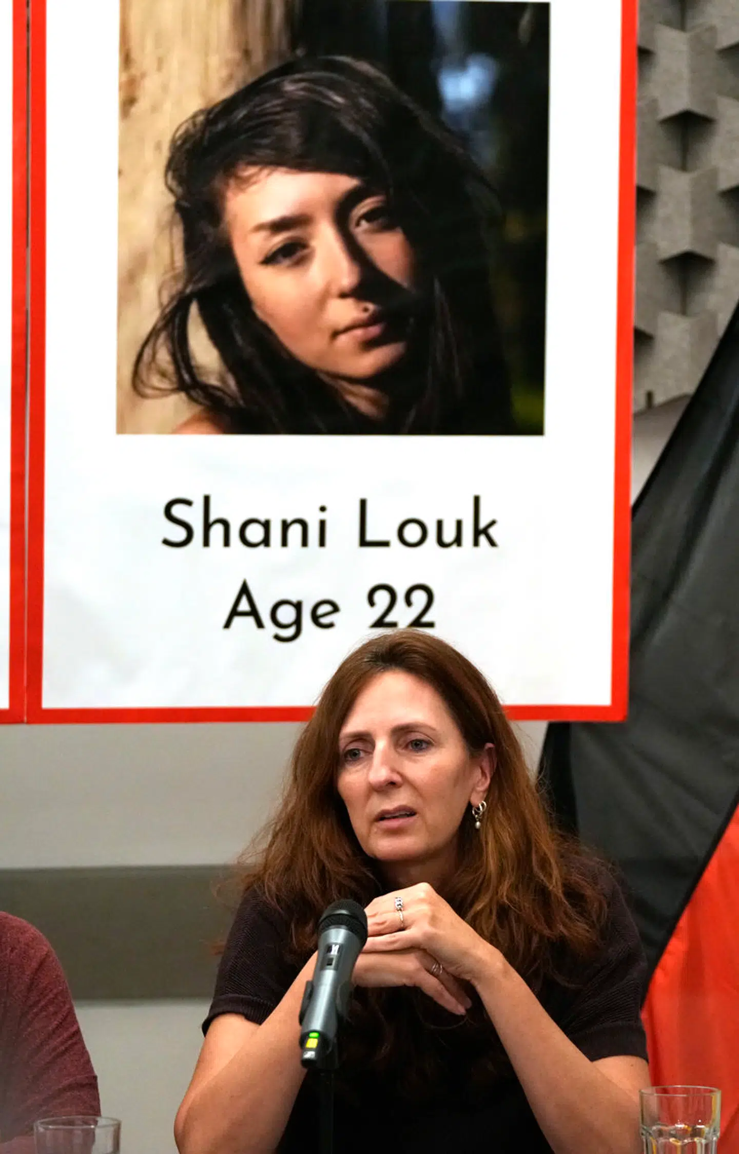 Ricarda Louk foran et billede af datteren Shani Louk i oktober.