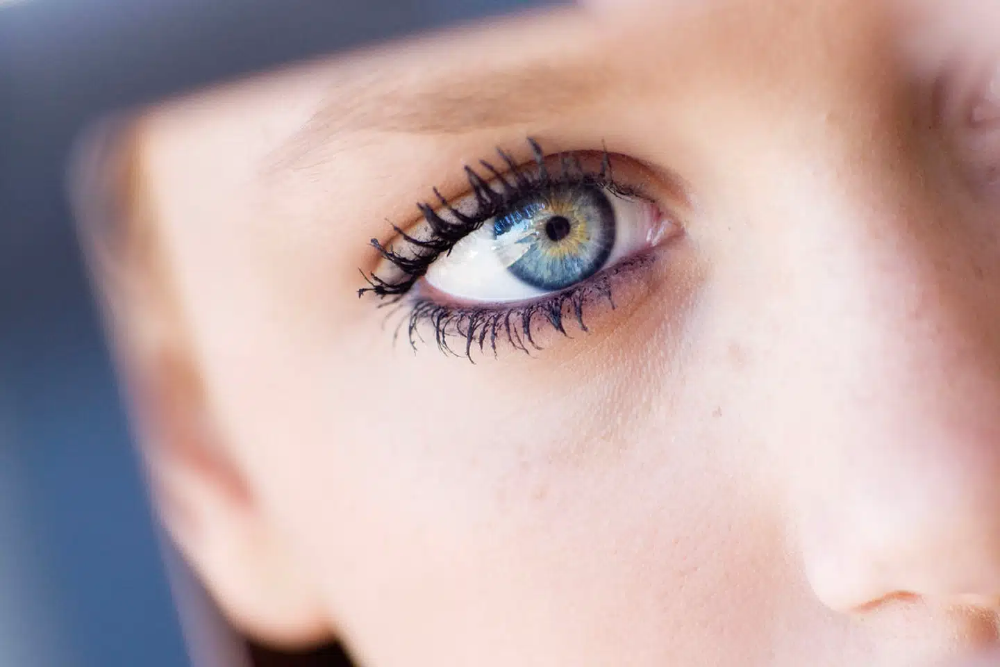Indgrebet var egentlig tiltænkt mennesker, hvis øjne var kommet til skade eller havde deformiteter. Nu er indgrebet dog også blevet kosmetisk – især blandt unge på TikTok, der nu deler resultaterne af deres tatoverede øjne.