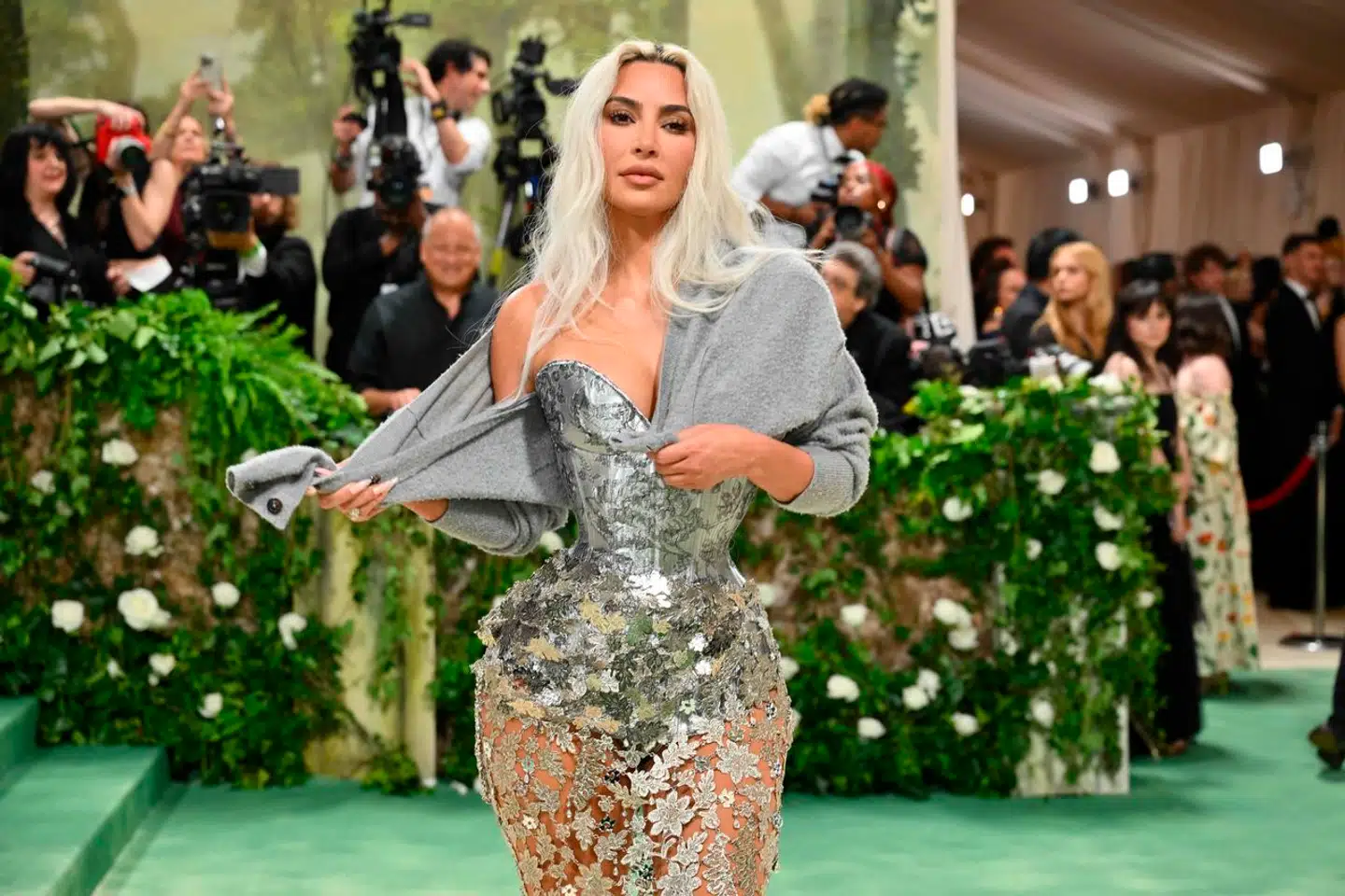 Kim Kardashian er en amerikansk mediepersonlighed og forretningskvinde. Hun blev særligt kendt for sit realityprogram »Keeping Up with the Kardashians«, hvor man følger familiens hverdag.
