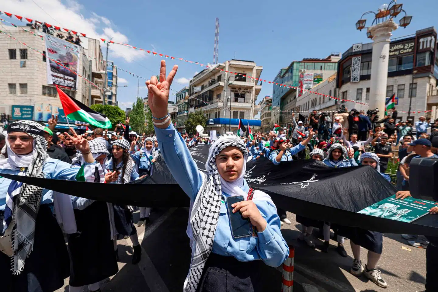 I sidste uge var mange palæstinensere ude og demonstrere på Vestbredden på »Nakba«-dagen, der skal minde palæstinenserne om grundlæggelsen af Israel. Berlingske talte med unge palæstinensere, som er splittet omkring, hvordan man skal gribe fremtiden an.