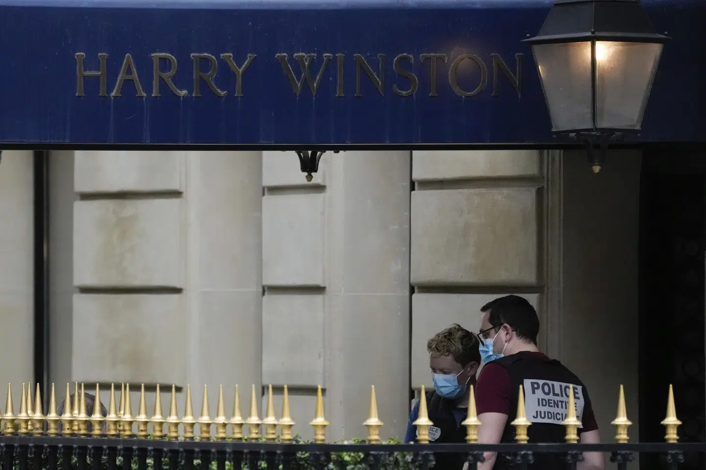 Betjente ses her under efterforskning ved Harry Winston-butik efter smykkekup.