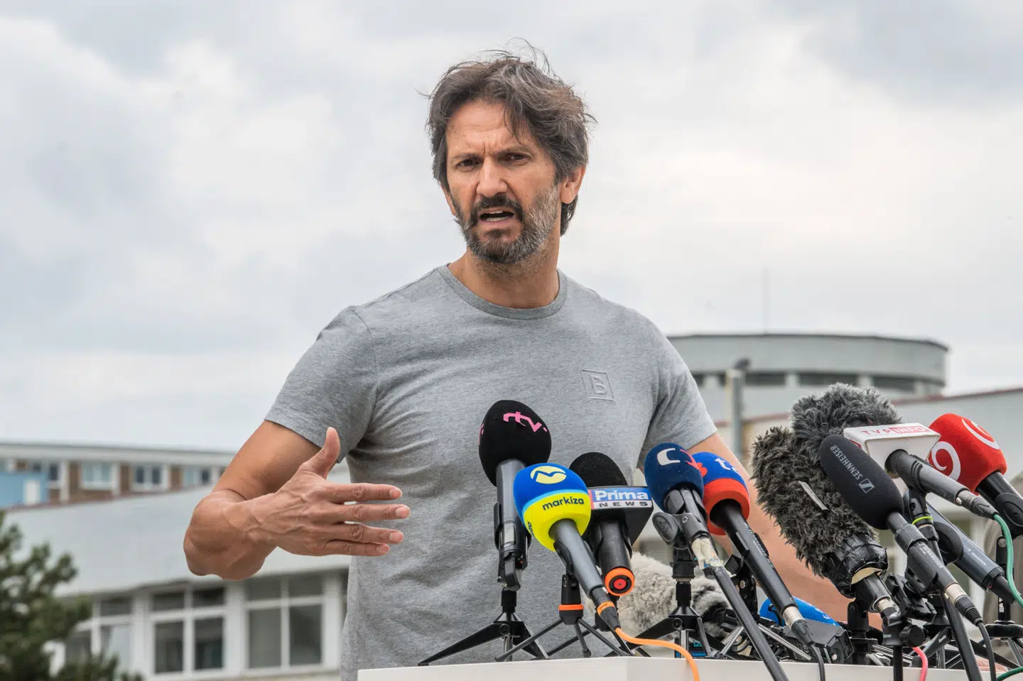 Den slovakiske forsvarsminister og vicepræsident, Robert Kalinak, har søndag holdt pressemøde. Her fortalte han blandt andet, at premierminister Robert Fico er uden for livsfare efter skudattentat.